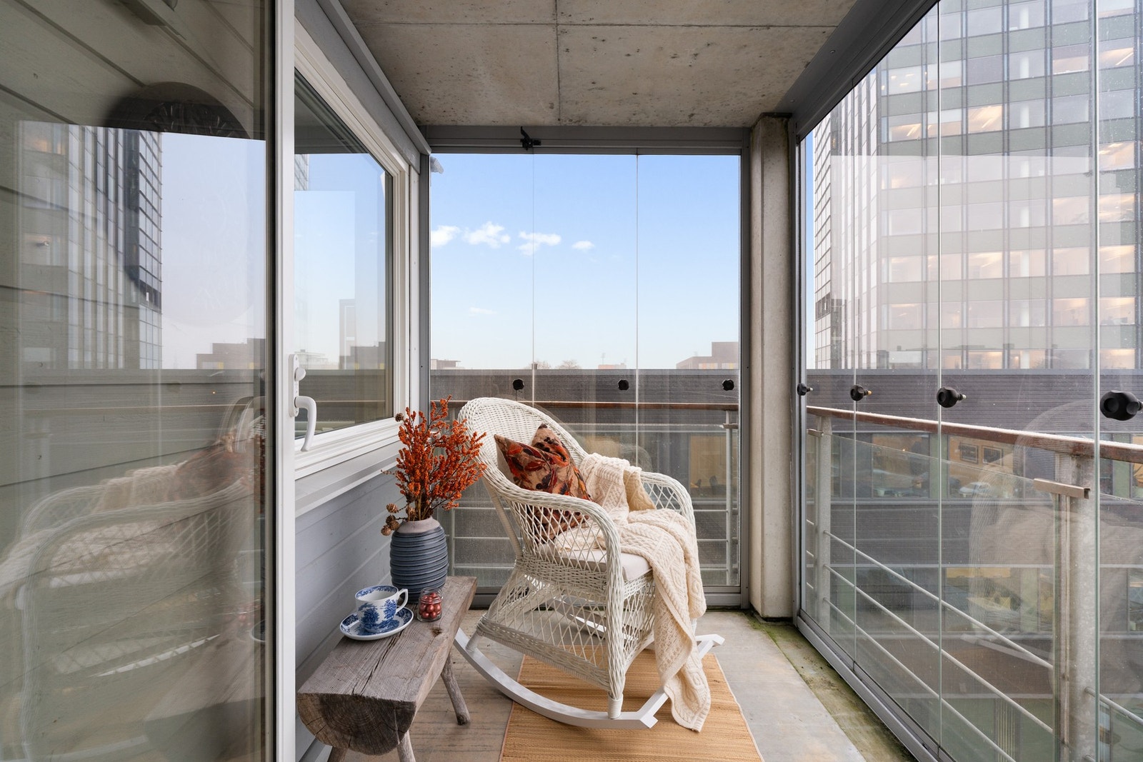 Balkongen har plass til utemøbler og planter. Galleribilde