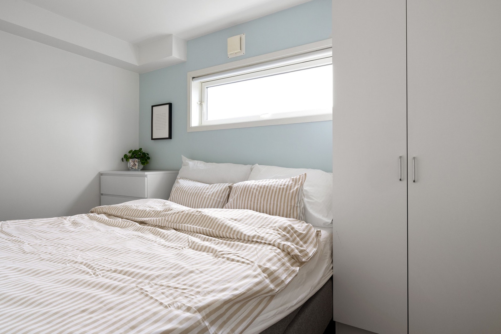 Leiligheten har et soverom. Soverommet har god plass til seng og garderobeløsning. Galleribilde