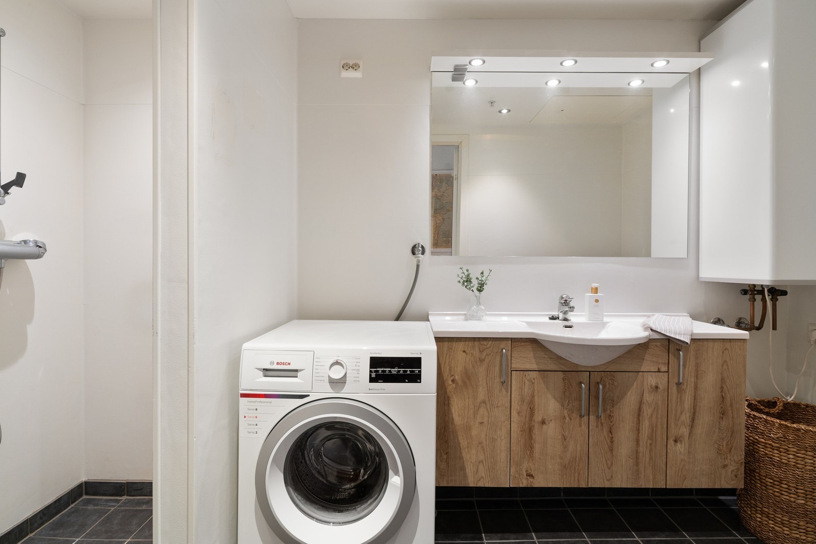 Badet har fliselagt gulv og belegg på vegger. Galleribilde