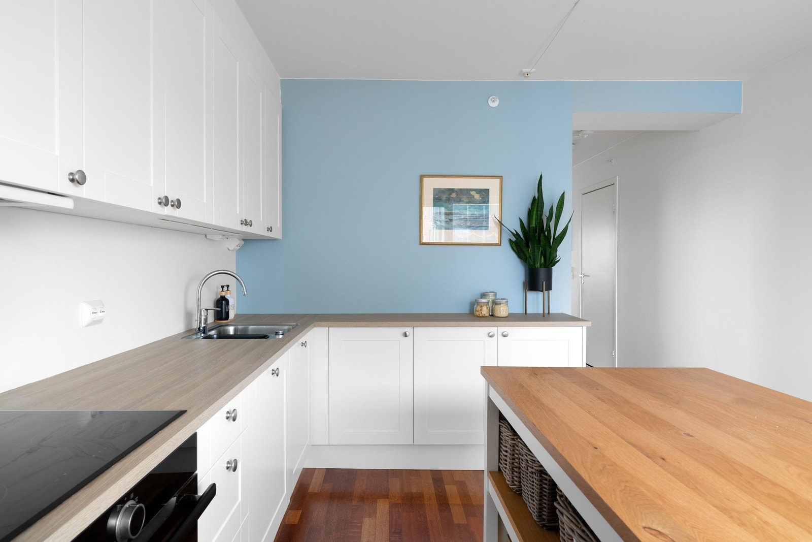 Godt med skap- og benkeplass har du rikelig med oppbevaringsmuligheter og arbeidsflater. Galleribilde