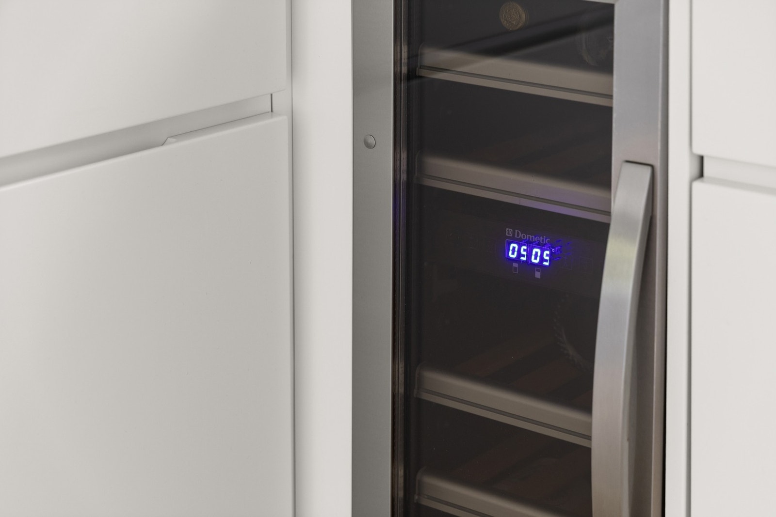 Kjøkkenet er utstyrt med integrerte hvitevarer bestående av platetopp, stekeovn, vinskap, oppvaskmaskin samt kjøl-/fryseskap. Galleribilde