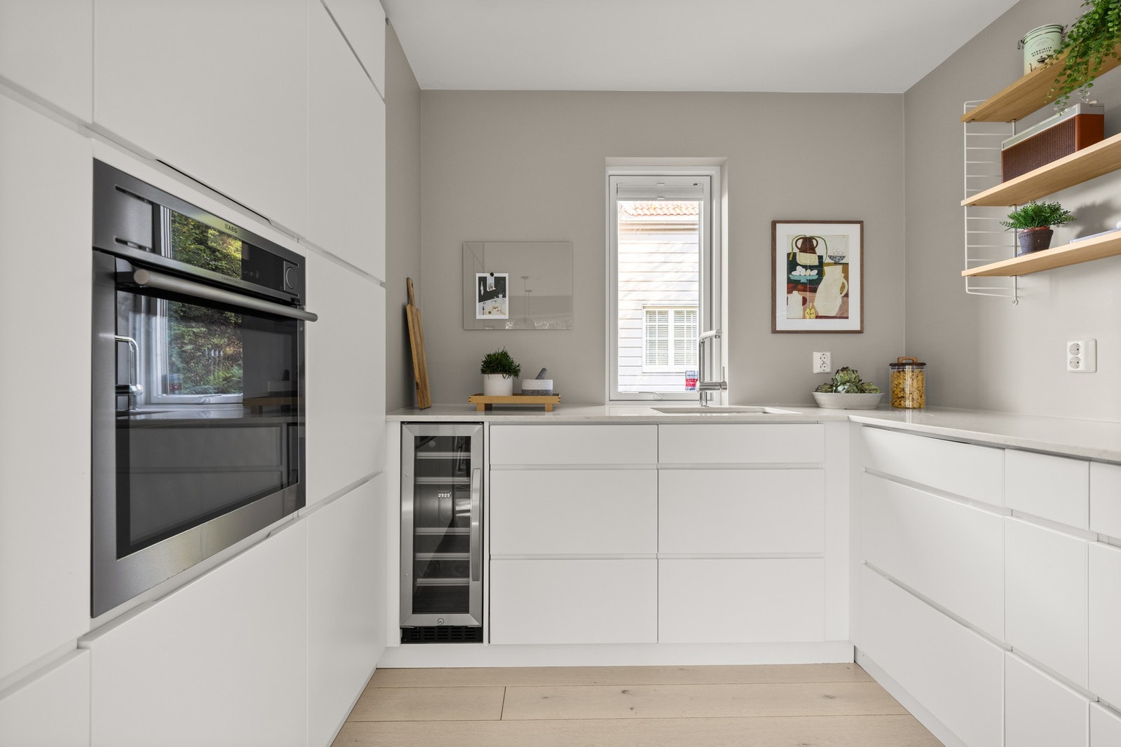 Kjøkkenet er gjennomført og stilrent, med gode løsninger som kombinerer design og funksjon på en elegant måte. Galleribilde