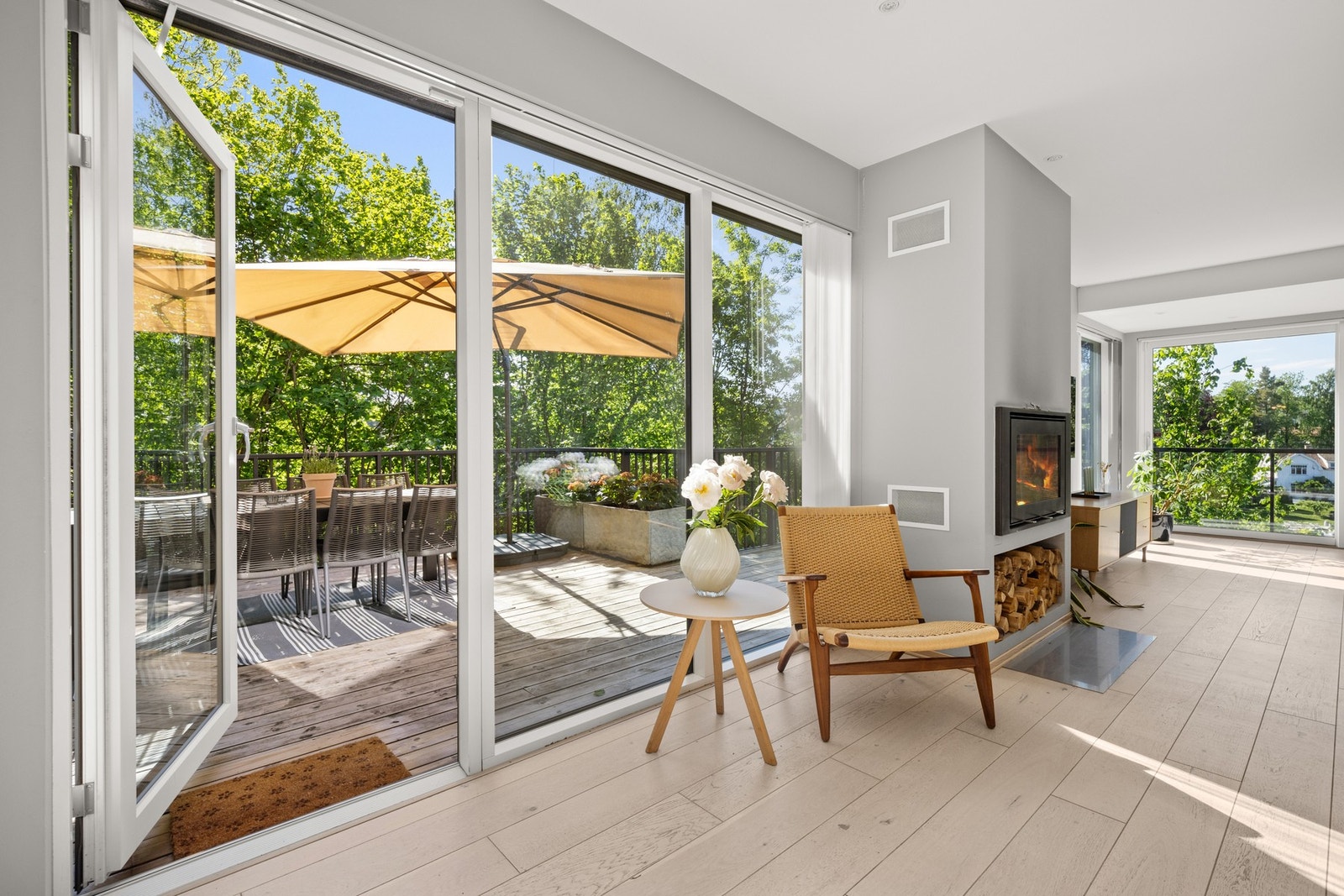 Mellom stuen og spisestuen er det utgang til boligens lekre terrasse, som forlenger oppholdsrommet på en naturlig måte. Galleribilde