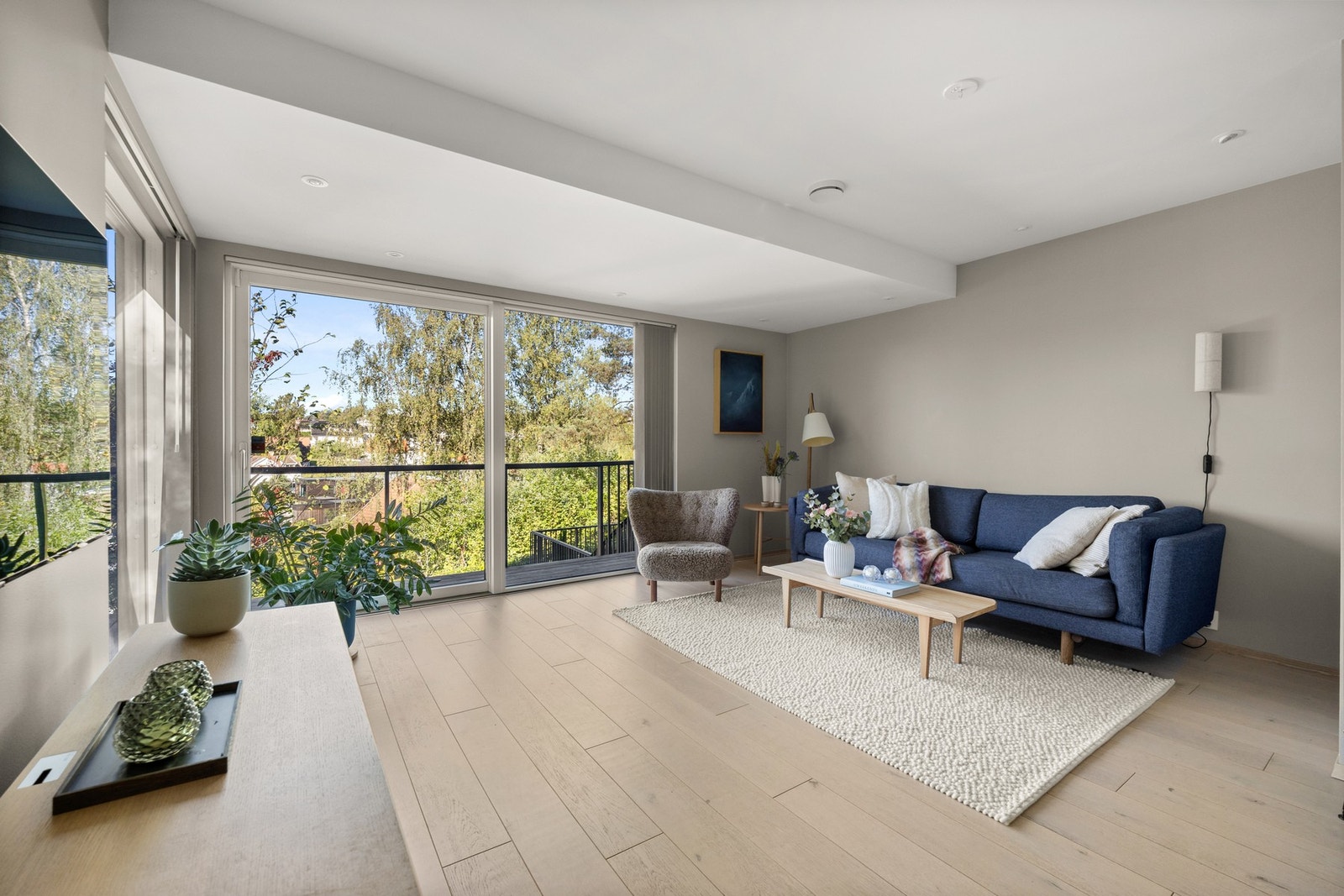 Stuen gir en komfortabel ramme for både rolige hverdager og hyggelige sammenkomster med familie og venner. Galleribilde