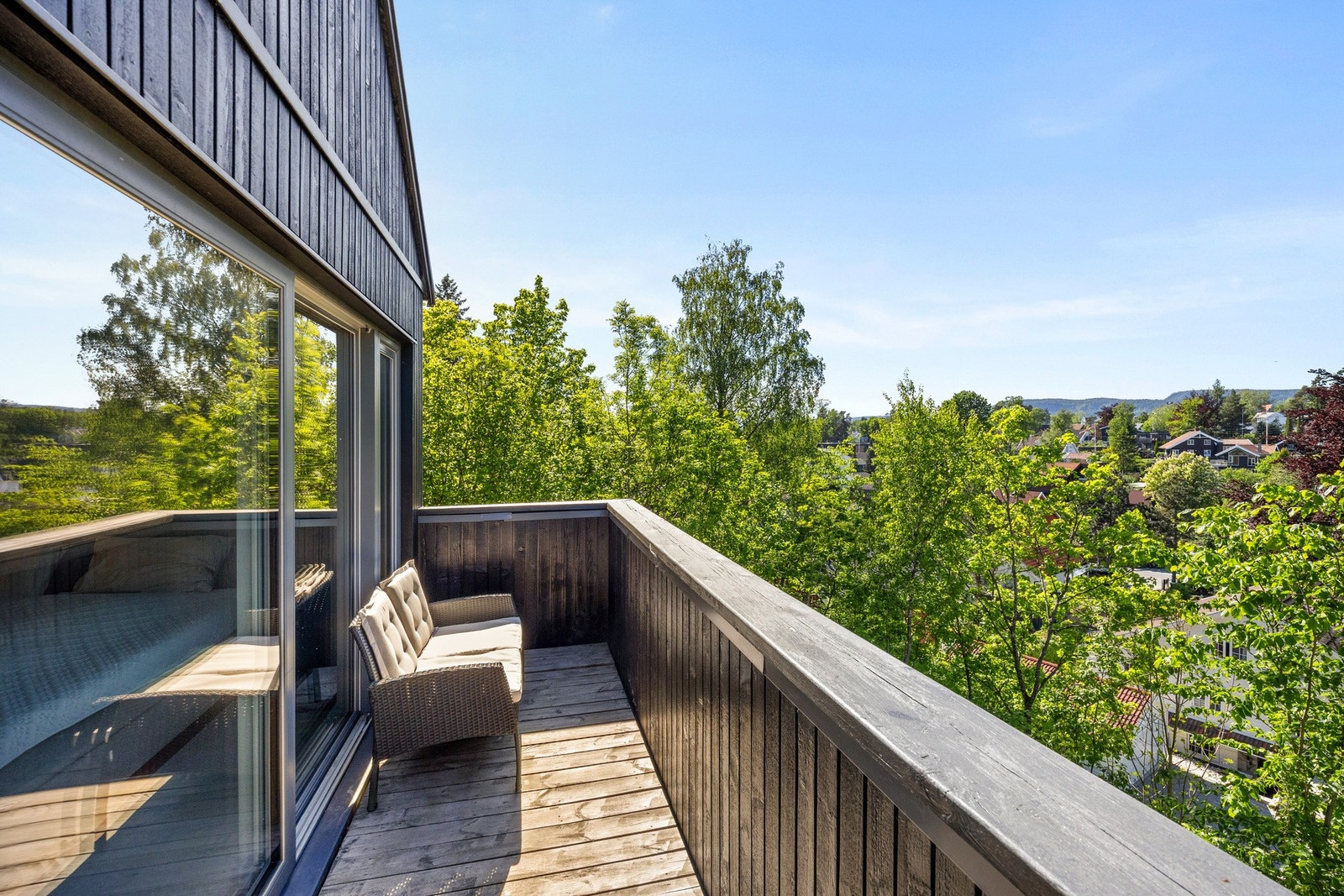 Balkongen har en god og funksjonell størrelse på 6 kvm, med plass til utemøbler. Galleribilde