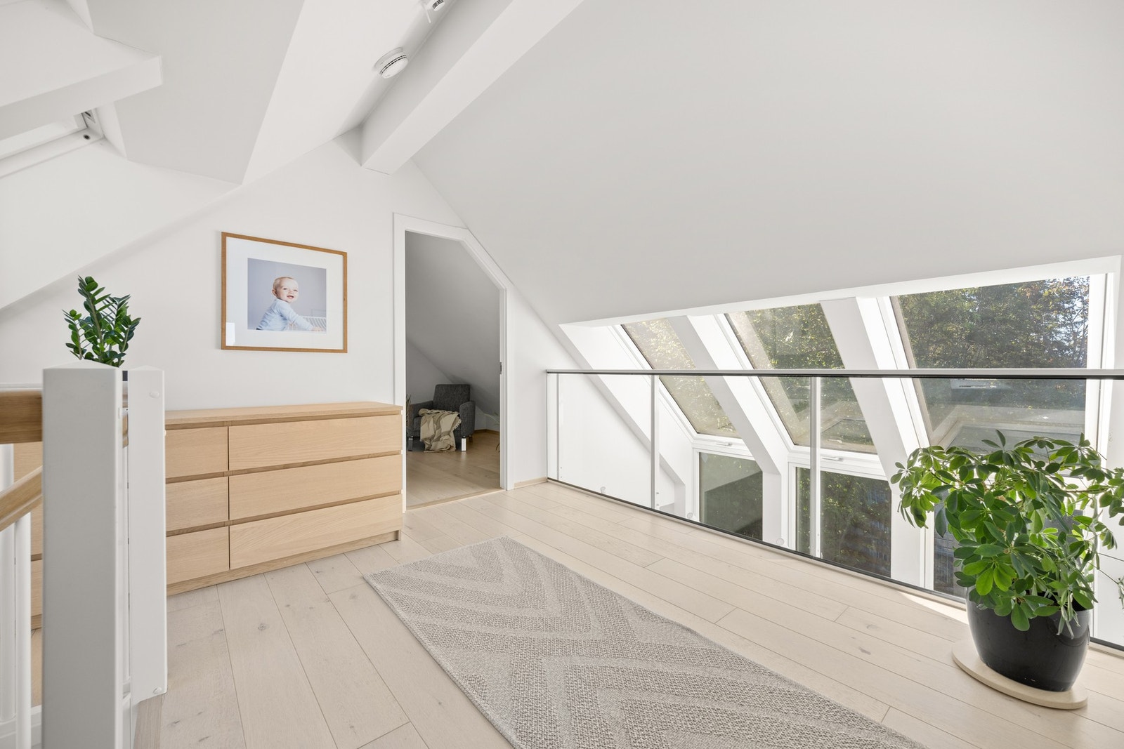 Den åpne løsningen gir god kontakt med rommet under, samtidig oppleves det som et eget og privat tilfluktssted. Galleribilde