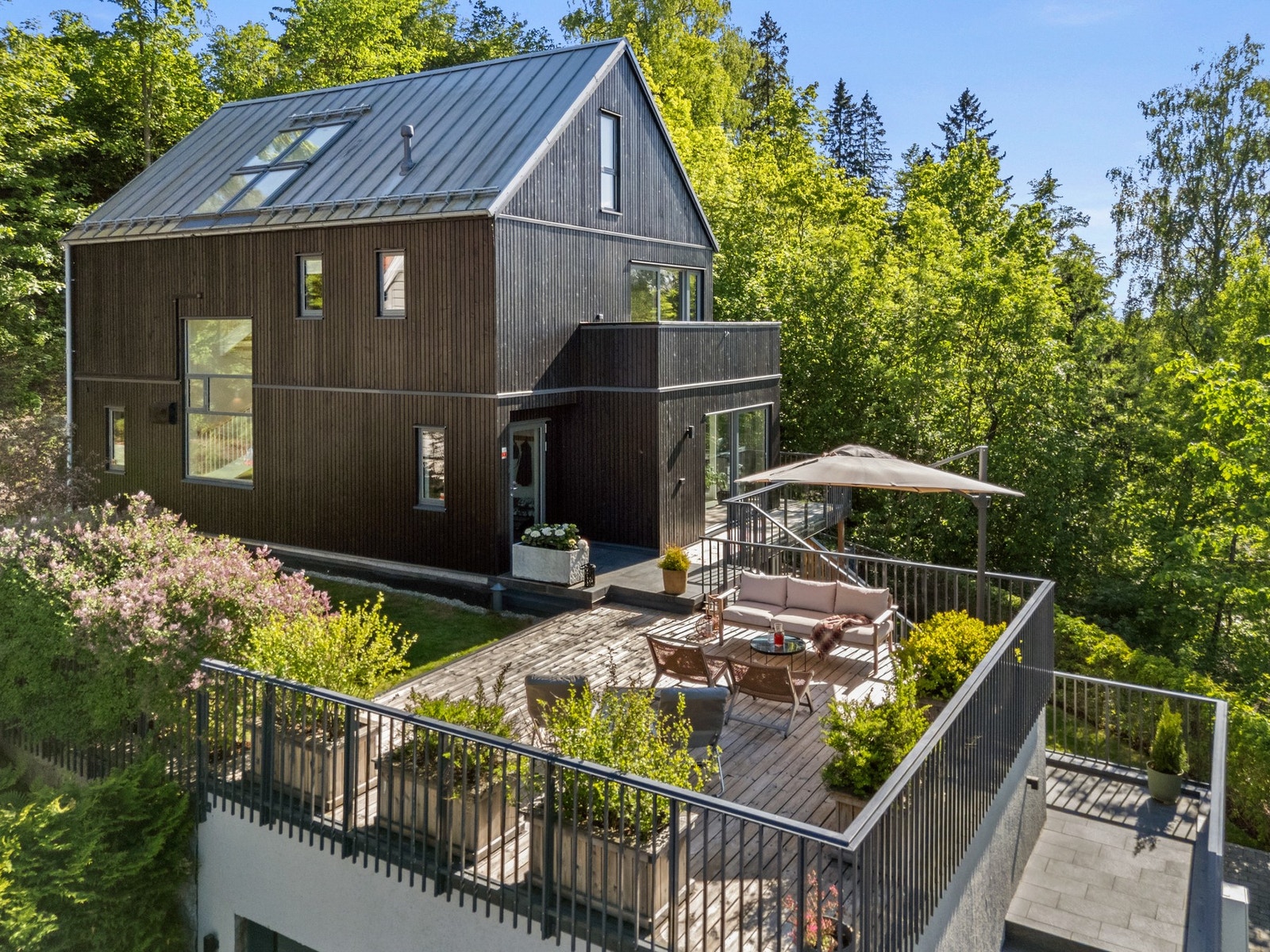 Uteområdene kan enkelt fordeles i flere soner, som gjør det lett å samle familie og venner til større sammenkomster. Galleribilde