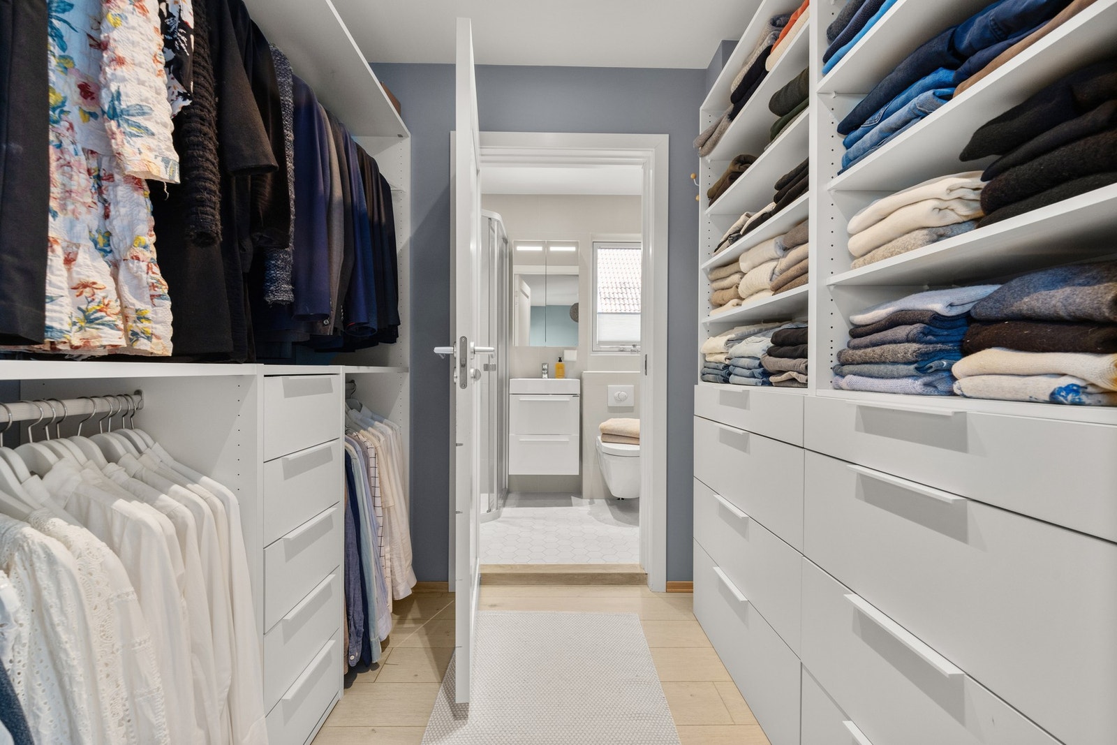 Romslig walk-in-closet med gode oppbevaringsløsninger, som gir både orden og en eksklusiv følelse i hverdagen. Galleribilde