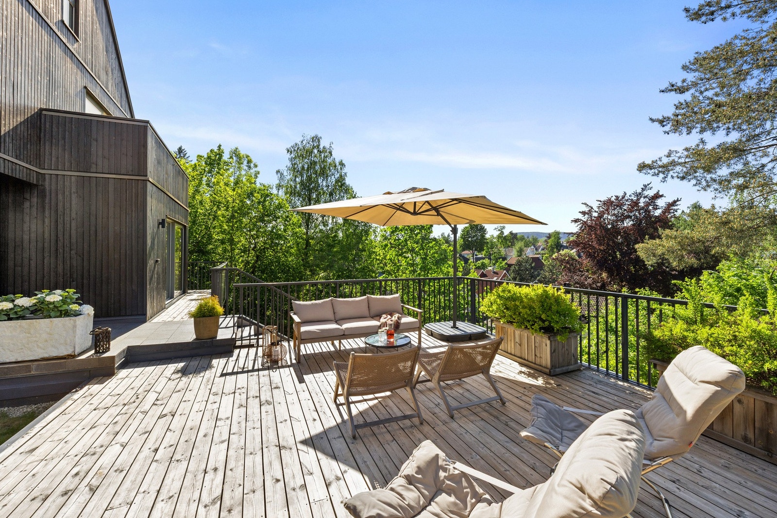 Terrassen har god plass til sittegrupper, grill, dekorativ beplanting og annet ønsket utemøblement. Galleribilde