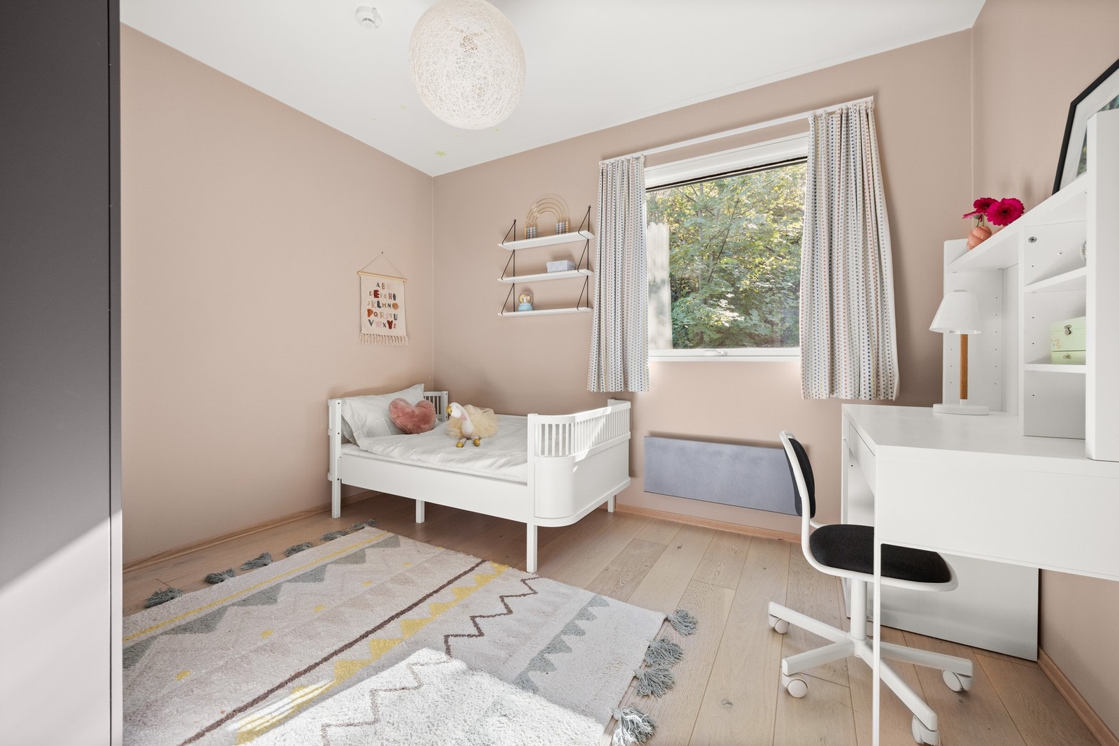 Det tredje soverommet har en god størrelse, med rikelig plass til seng, sminkebord og øvrig møblement. Galleribilde