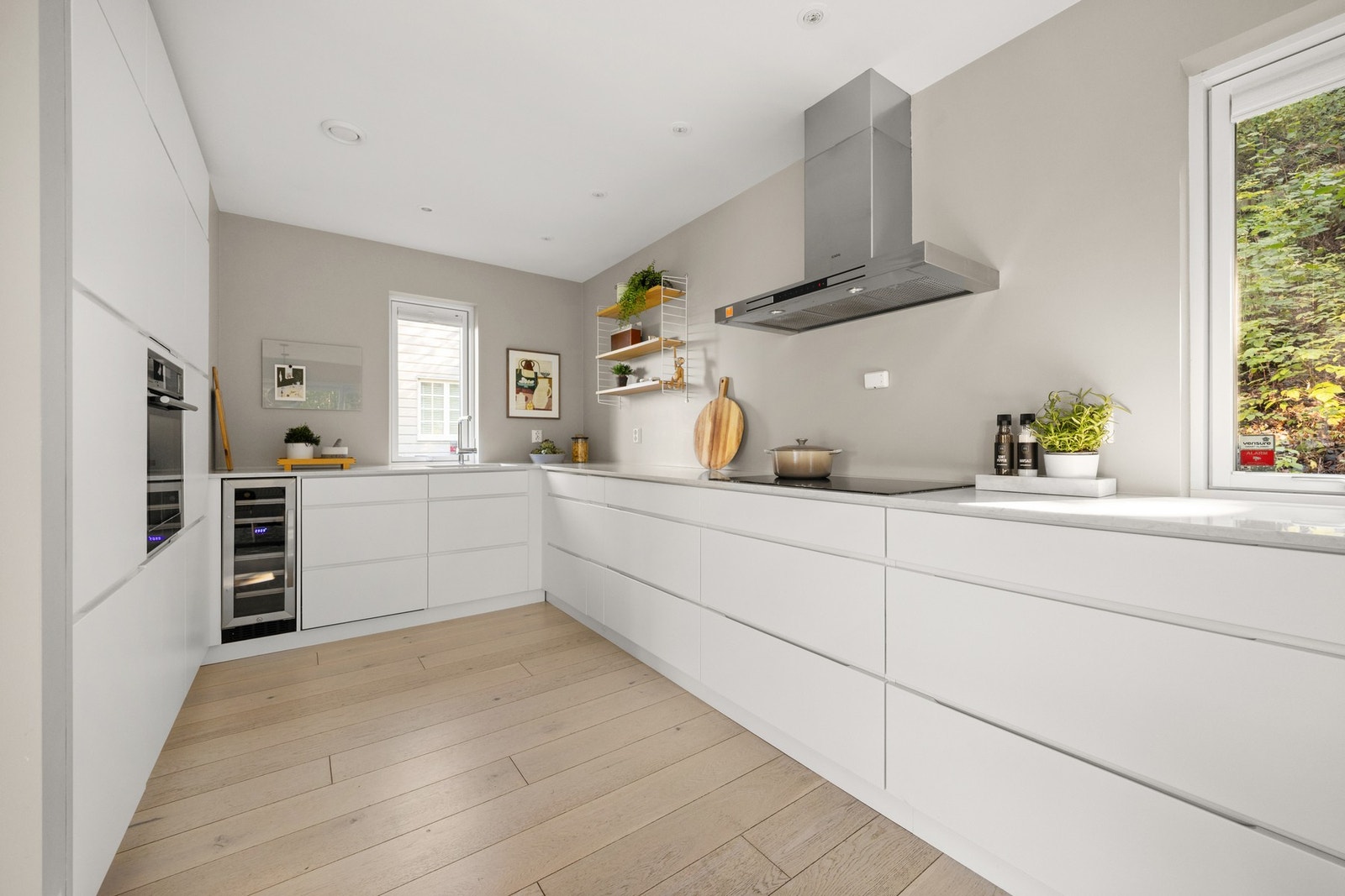 Kjøkkenet ligger i en åpen og sosial løsning mot stuen - perfekt for både hverdagsliv og sosiale sammenkomster. Galleribilde