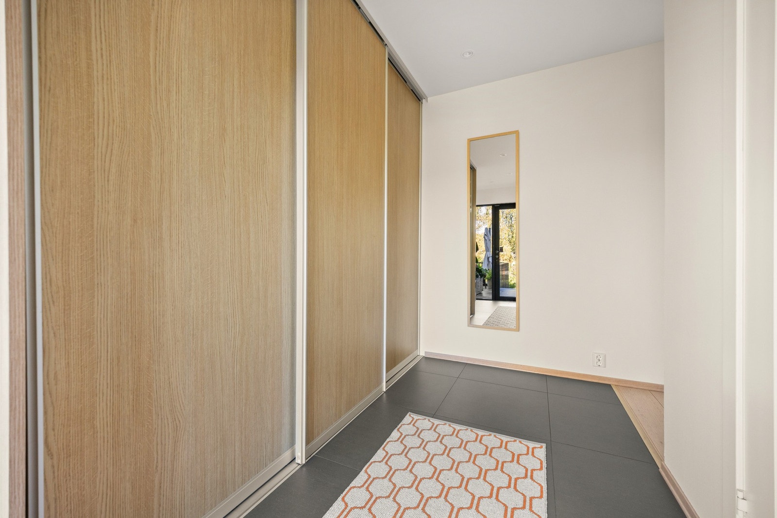 Entré med gode oppbevaringsmuligheter i et stort, innebygd skap. Galleribilde