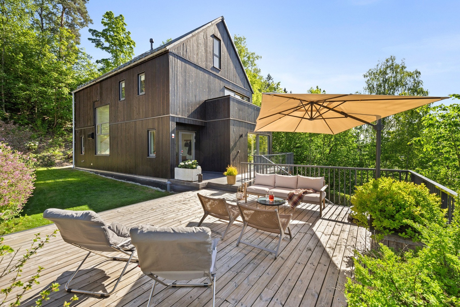 Uteområdene er pent opparbeidet og byr på svært gode solforhold. Galleribilde