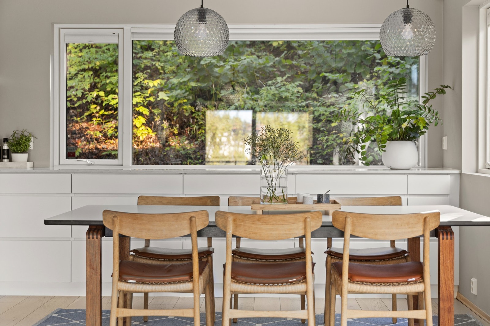 Her er det god plass til et stort spisebord, slik at du enkelt kan samle familie og venner til hyggelige middager og feiringer. Galleribilde