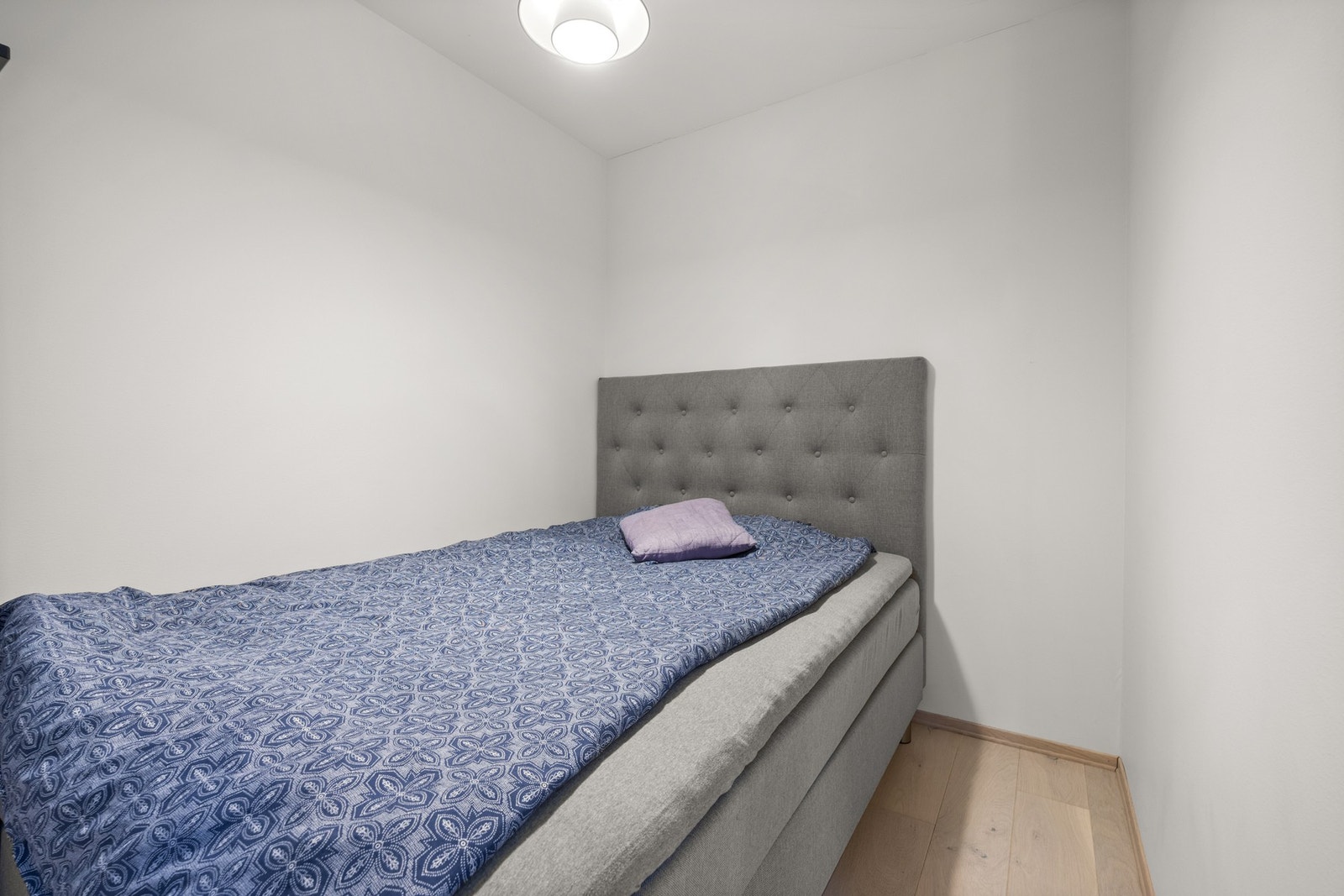 Stuen i hybeldelen er smart avskjermet og har en egen alkove, som gir en naturlig og skjermet soveplass. Galleribilde