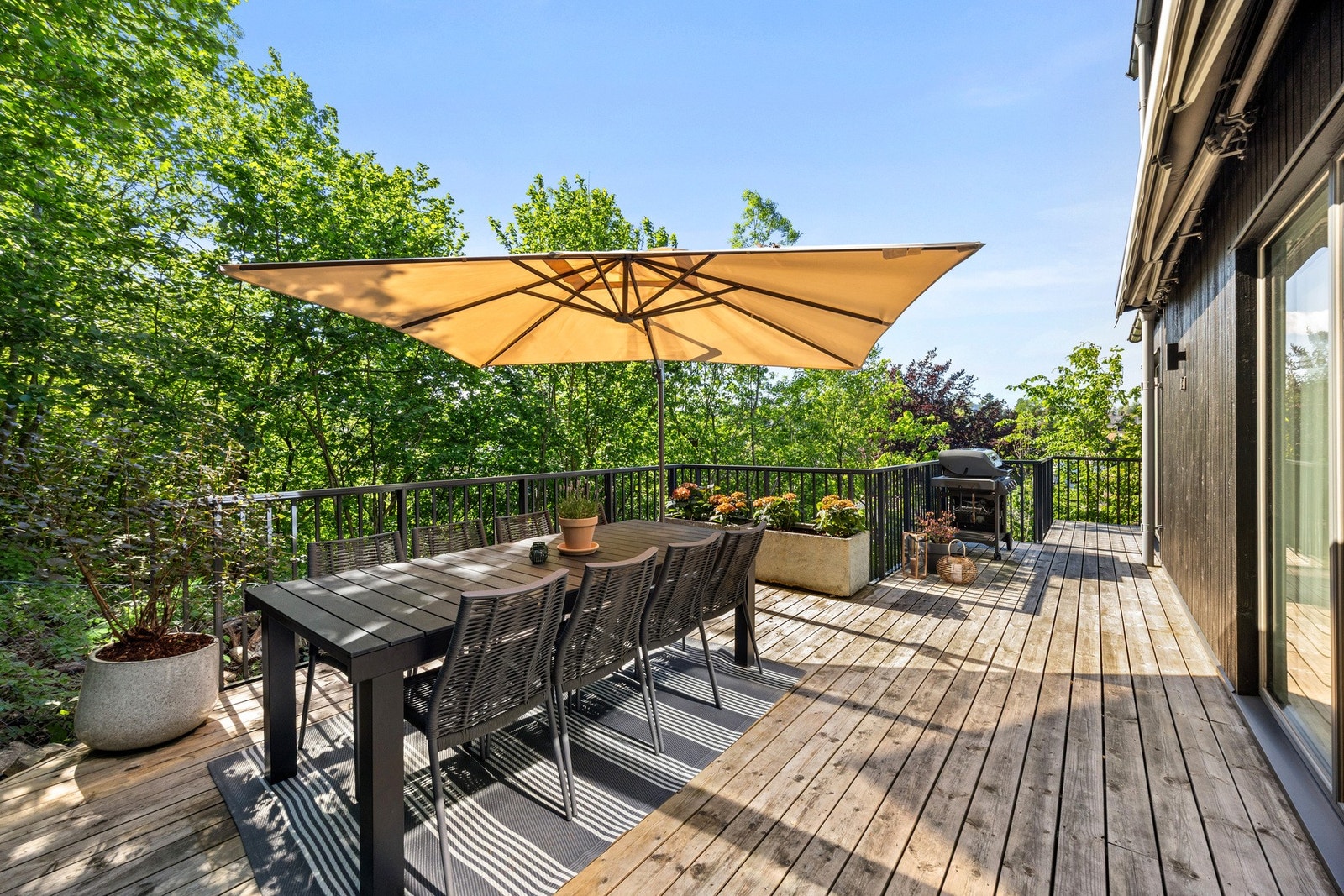 Her er det god plass til langbord for hyggelige sammenkomster, med mulighet for å etablere utekjøkken og rikelig med plass til grill Galleribilde