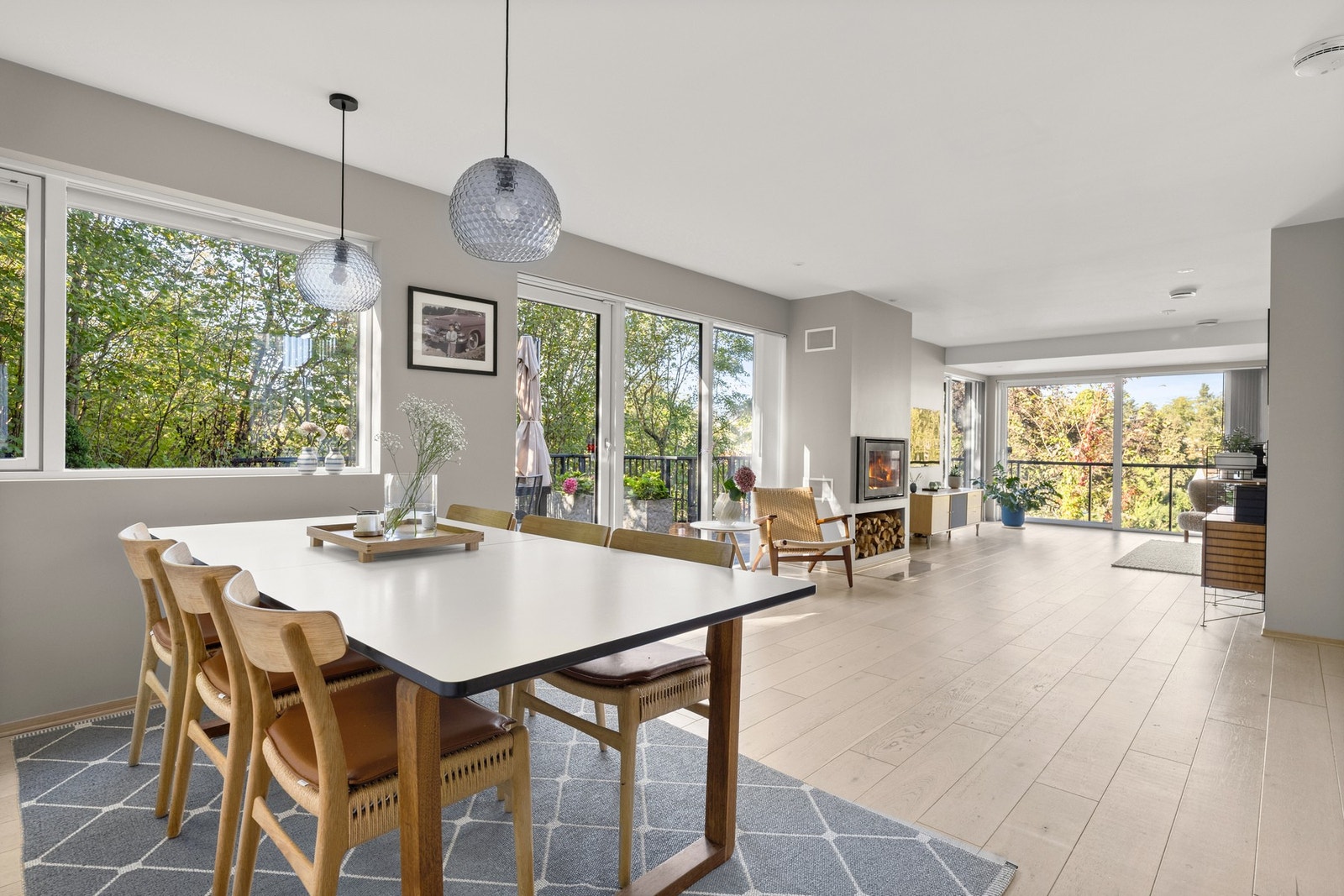 Stuedelen har en sømløs overgang til spisestuedelen. Galleribilde