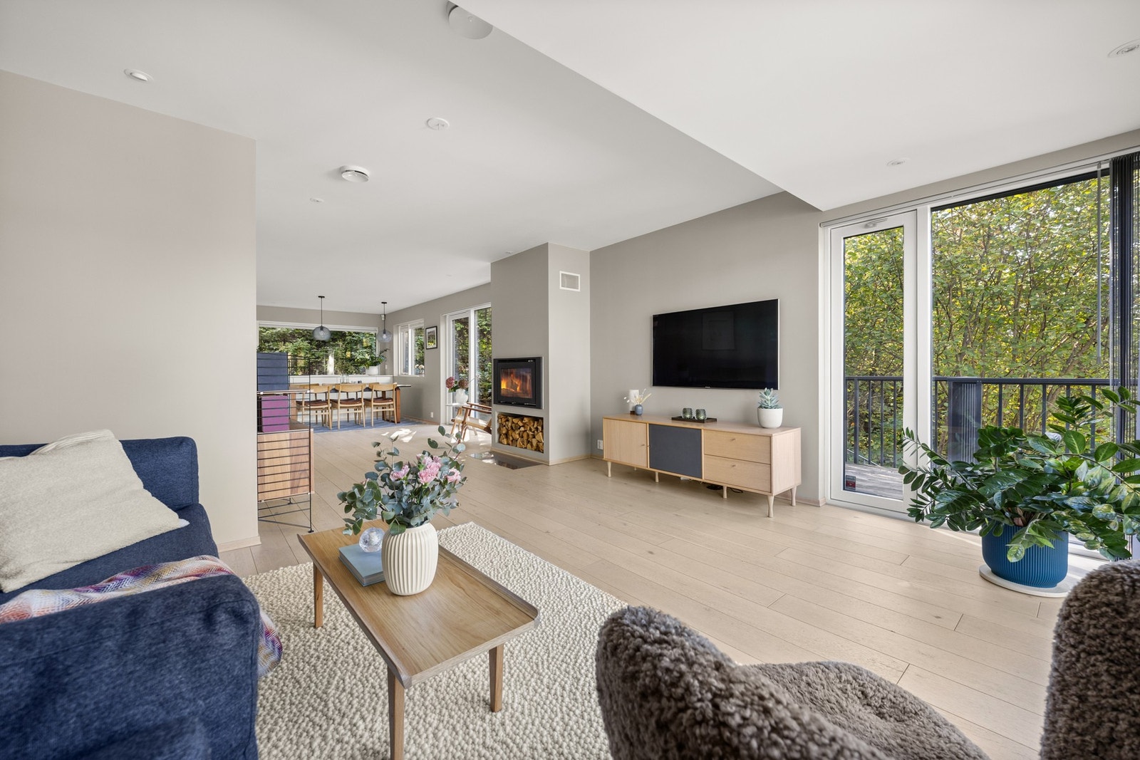 Stuen har god utforming med naturlig plass til en sofa og TV med tilhørende møblement, samt en spisegruppe hvor hele familien kan samles. Galleribilde