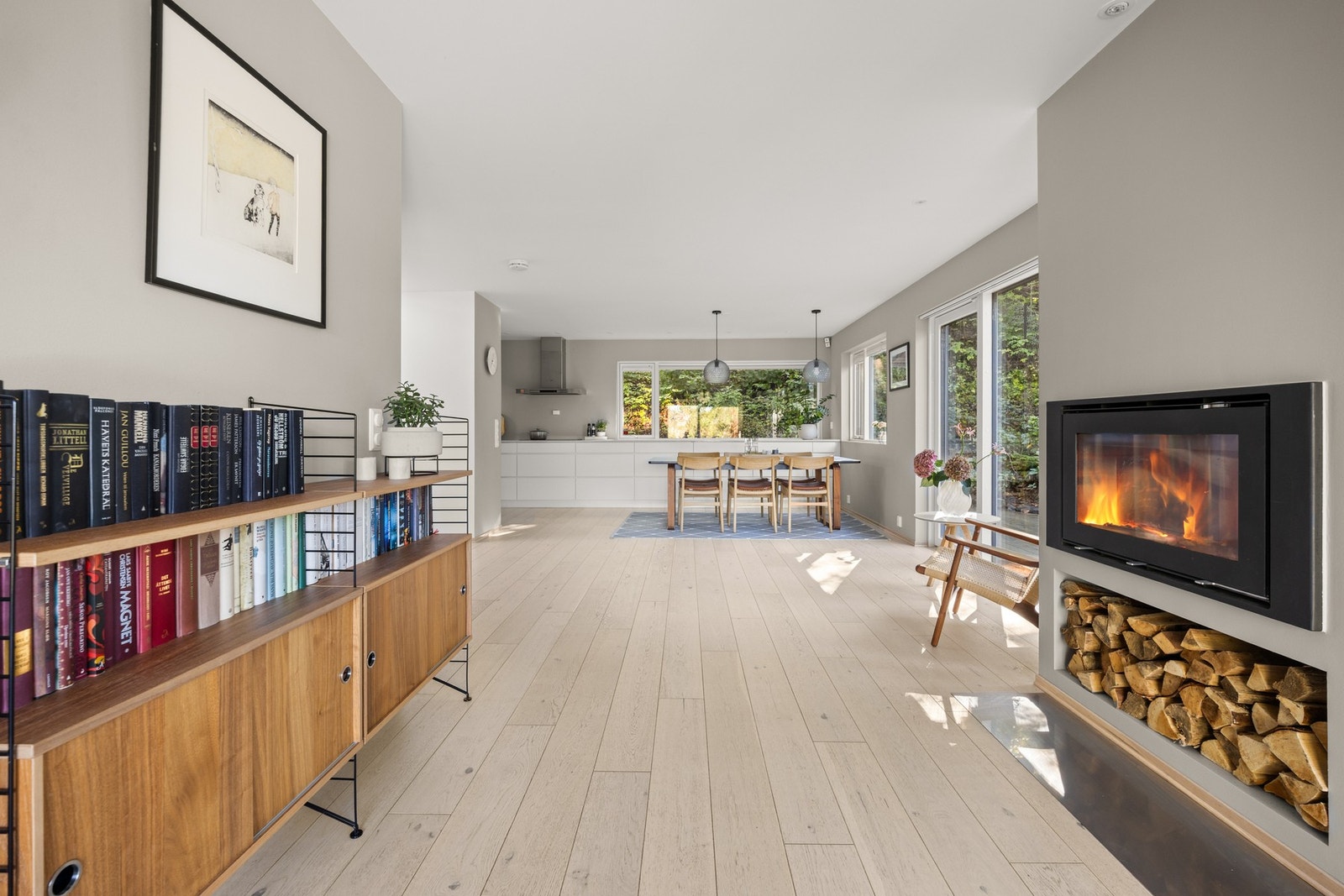 Sentralt i rommet er det en lekker peis med glassdør, som byr på ekstra varme og lun atmosfære på kalde dager. Galleribilde