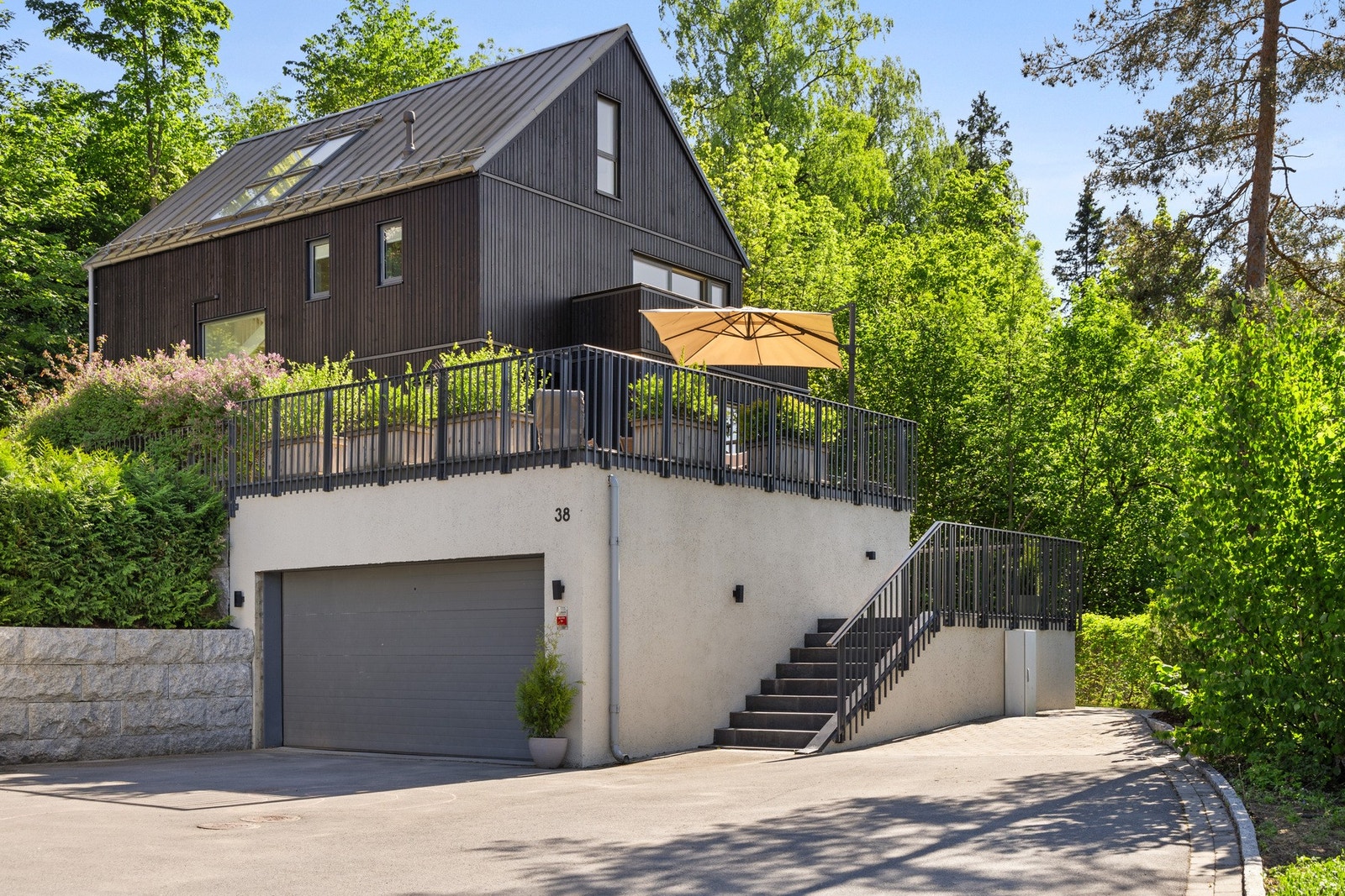 Romslig garasje med god plass til både bil og oppbevaring. Galleribilde