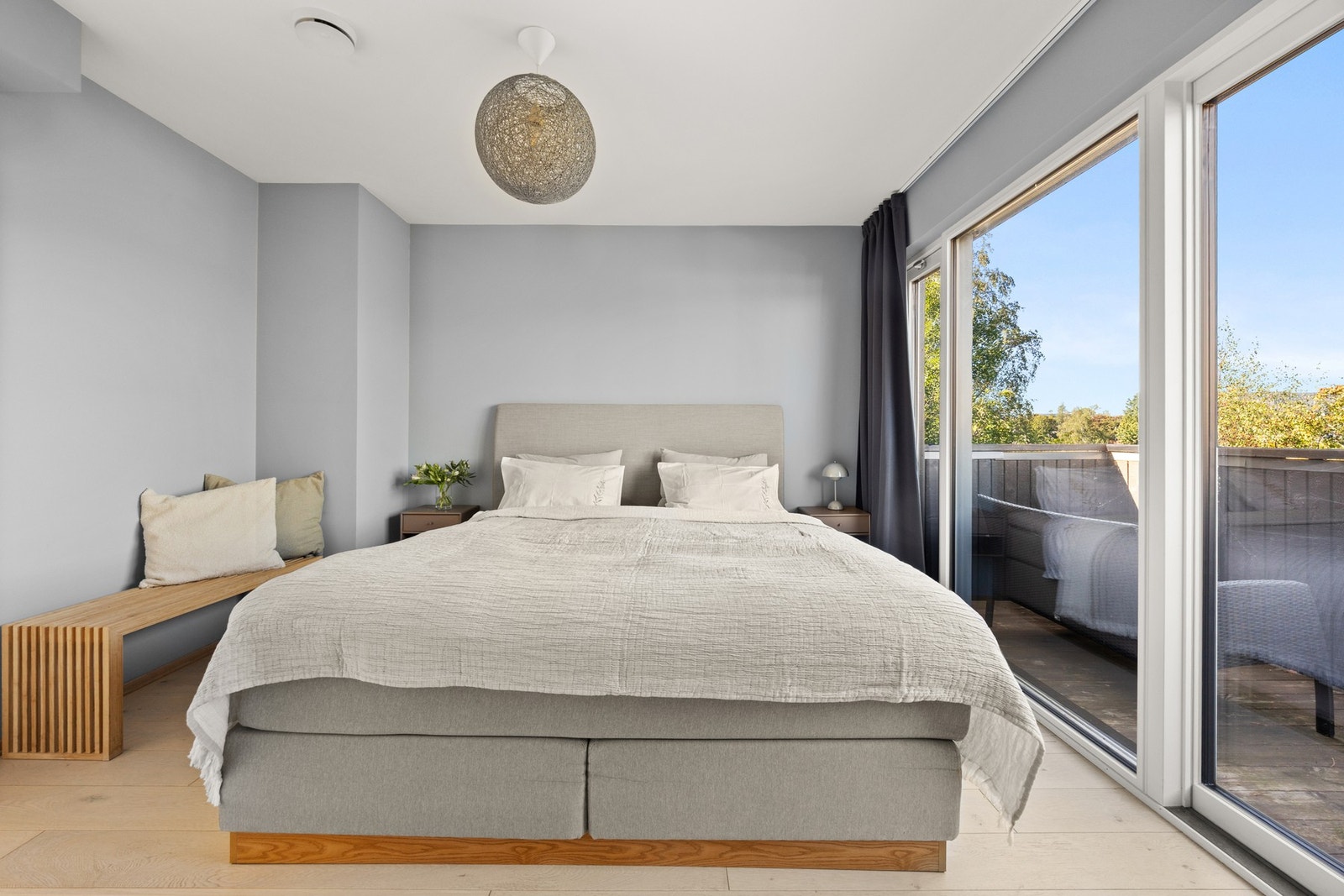 Hovedsoverom med direkte utgang til en solrik balkong - en perfekt ramme for rolige morgener og sene sommerkvelder. Galleribilde