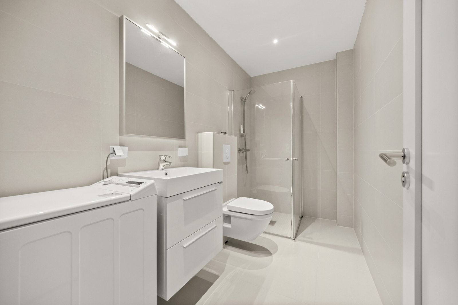 Pent flislagt bad i hybeldelen. Galleribilde