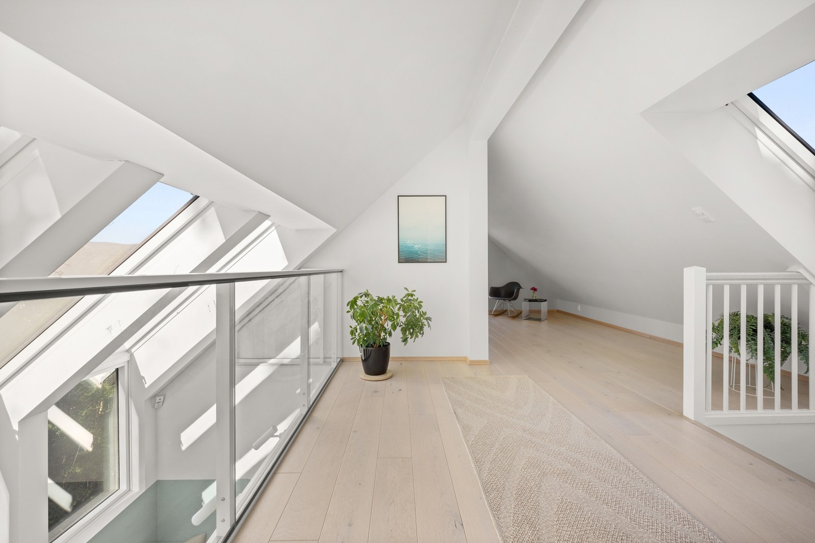 Stort og åpent loft med takvindu som slipper inn rikelig med naturlig lys. Galleribilde