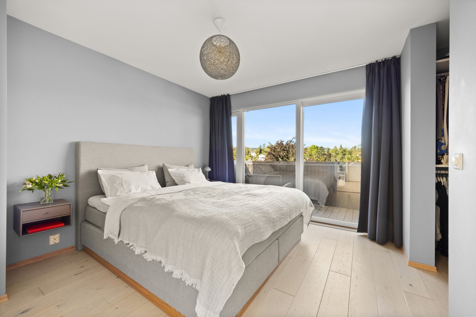Et lekkert hovedsoverom med en gjennomført luksusfølelse, utgang til egen balkong, bad og tilhørende walk-in-closet. Galleribilde