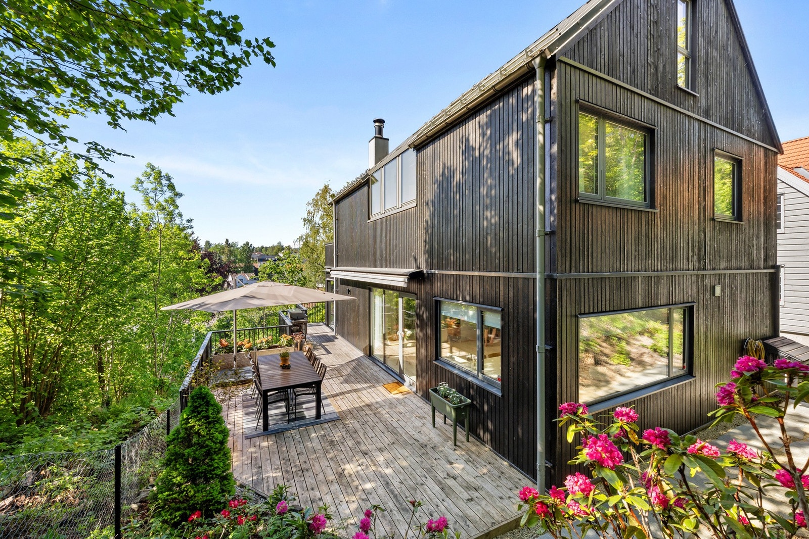 Terrassen er solrik og innbydende, med rikelig med grøntarealer rundt som skaper en lun og privat atmosfære. Galleribilde