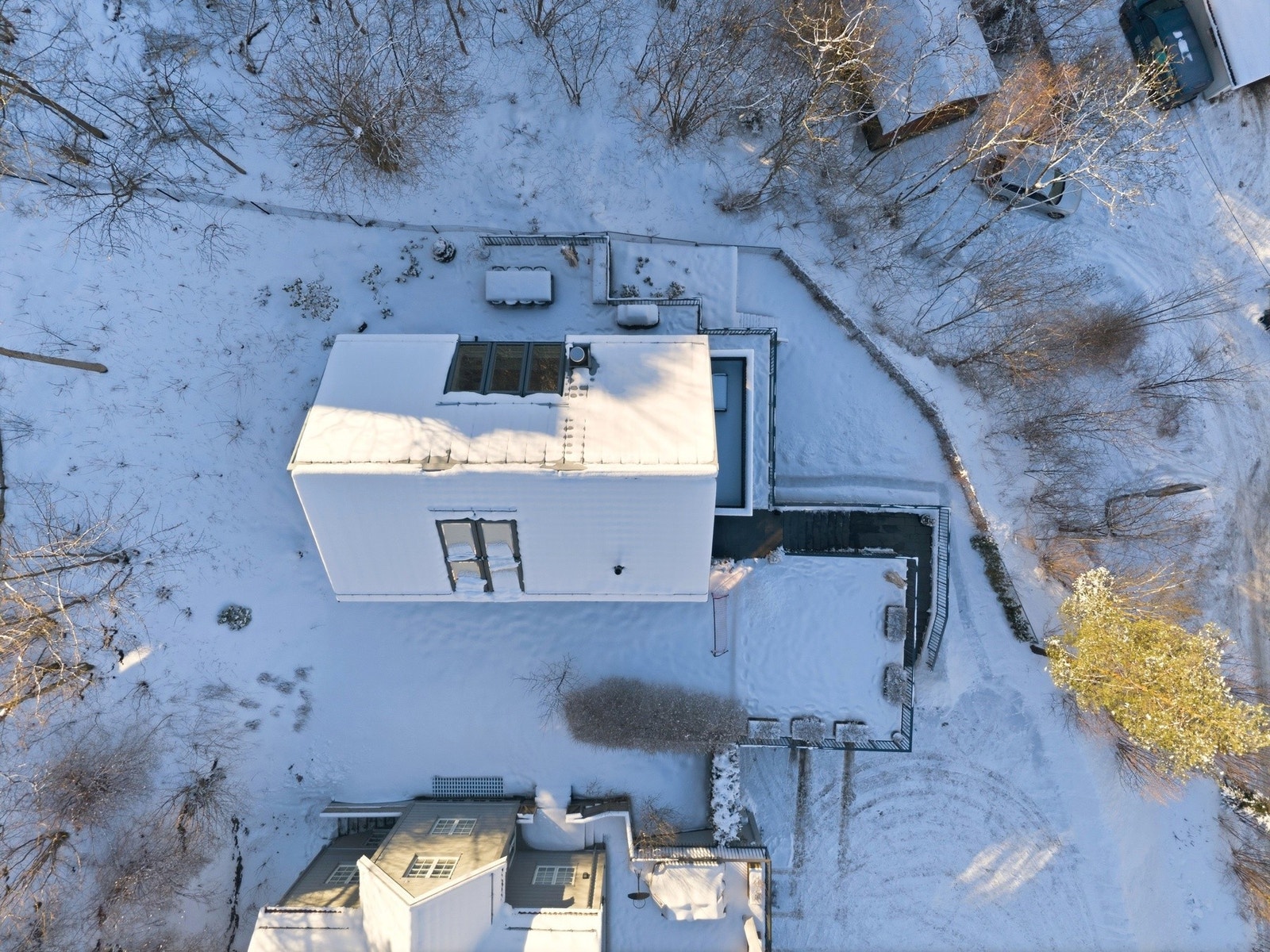 Eiendommen har en attraktiv beliggenhet i et etablert og familievennlig boligområde. Galleribilde