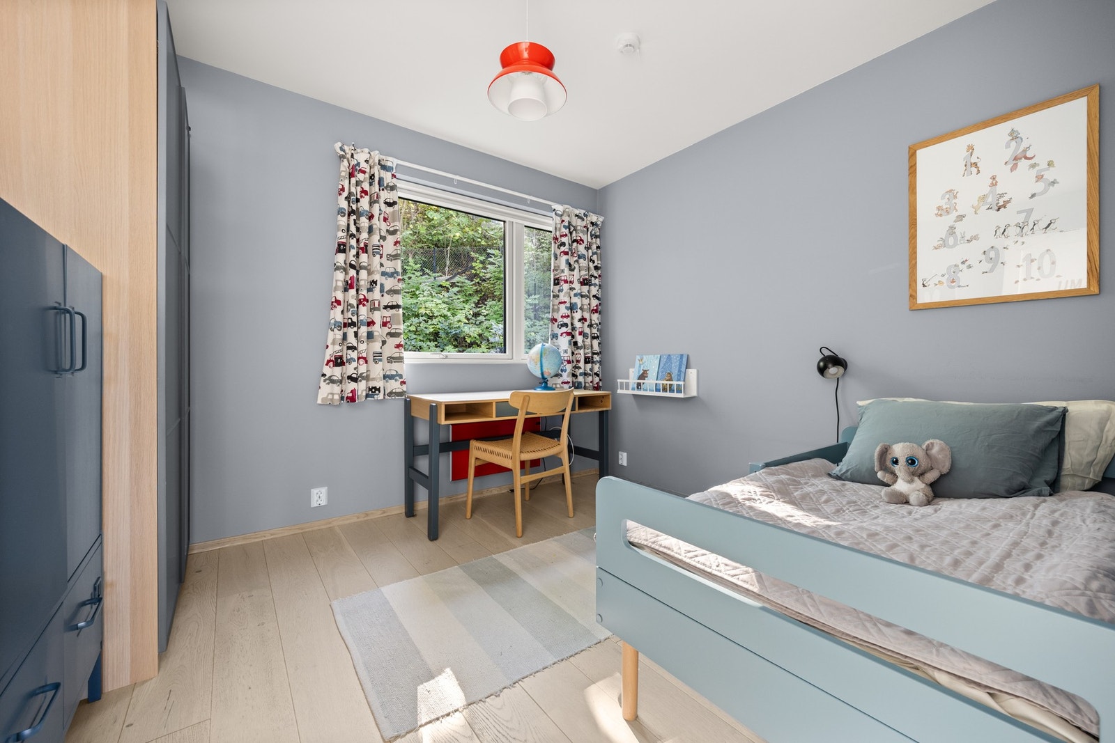 Boligen har totalt tre soverom og byr på fleksible innredningsmuligheter som enkelt kan tilpasses ulike behov. Galleribilde