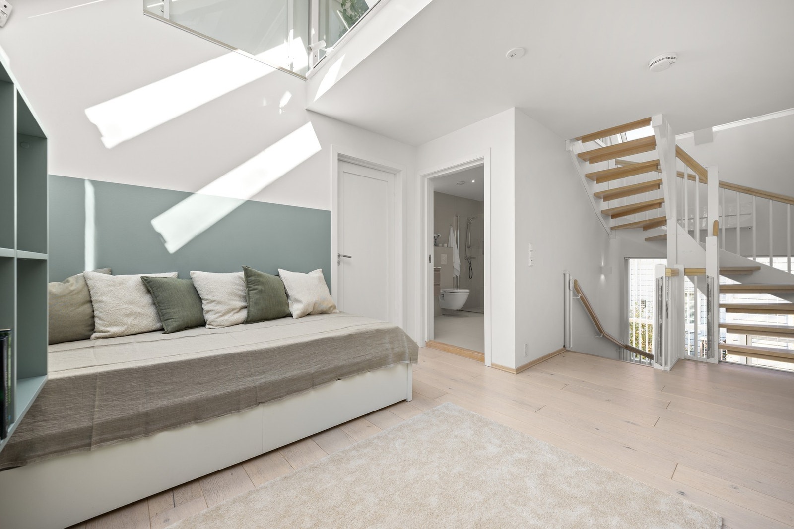 Når vi kommer opp trappen til 2. etasje møter vi en luftig loftstue. Med barn i hus er det fint med flere oppholdsrom Galleribilde