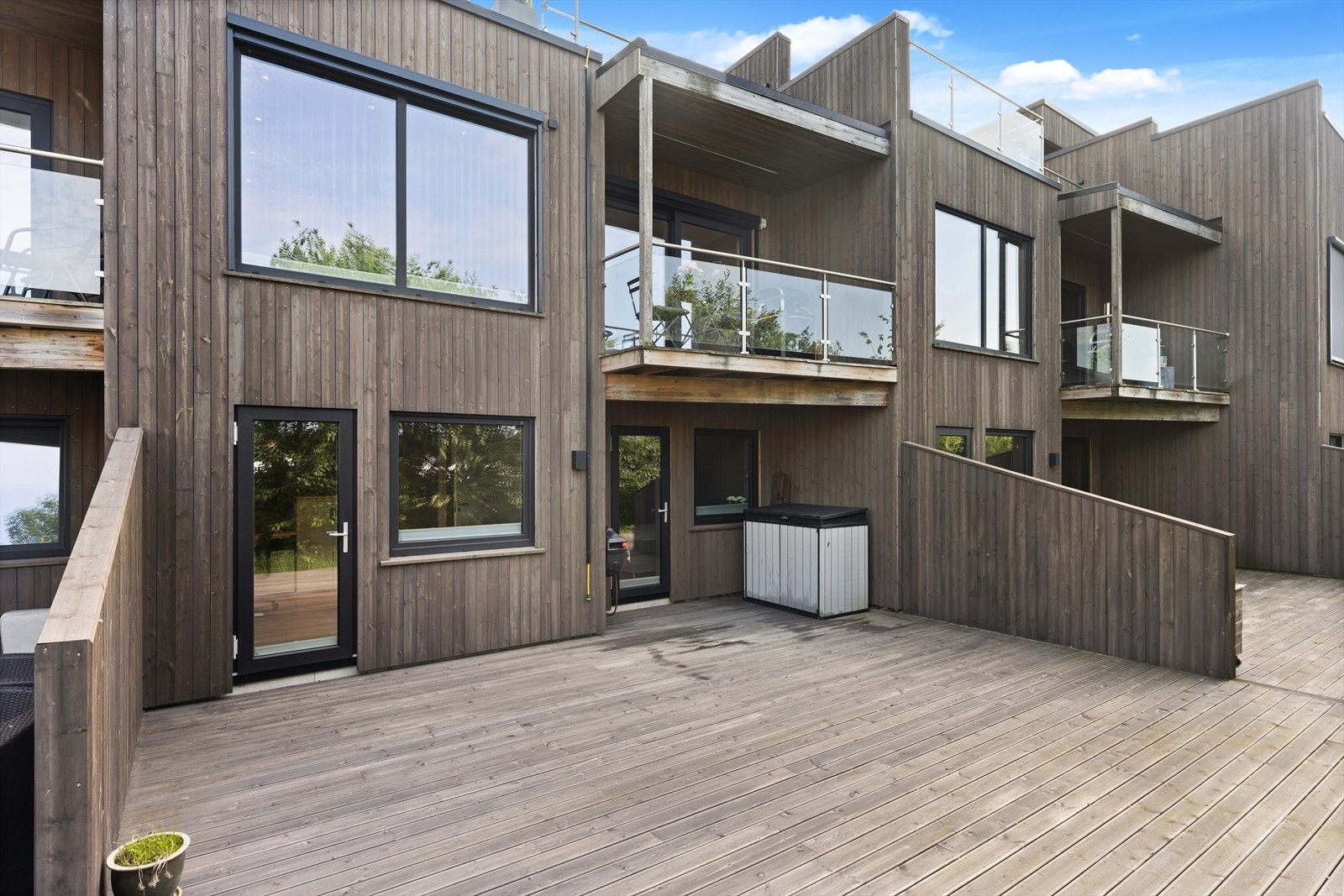 Terrassen utfra soverommene i 1. etasje er sør(vest)vendt. Galleribilde