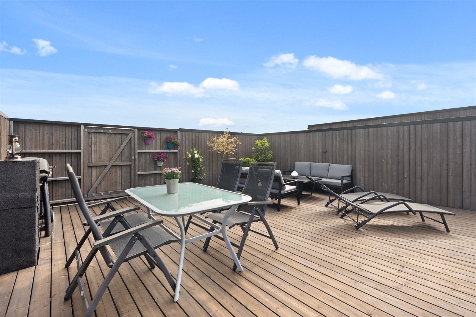 Takterrassen med lunende levegger i tre. Galleribilde