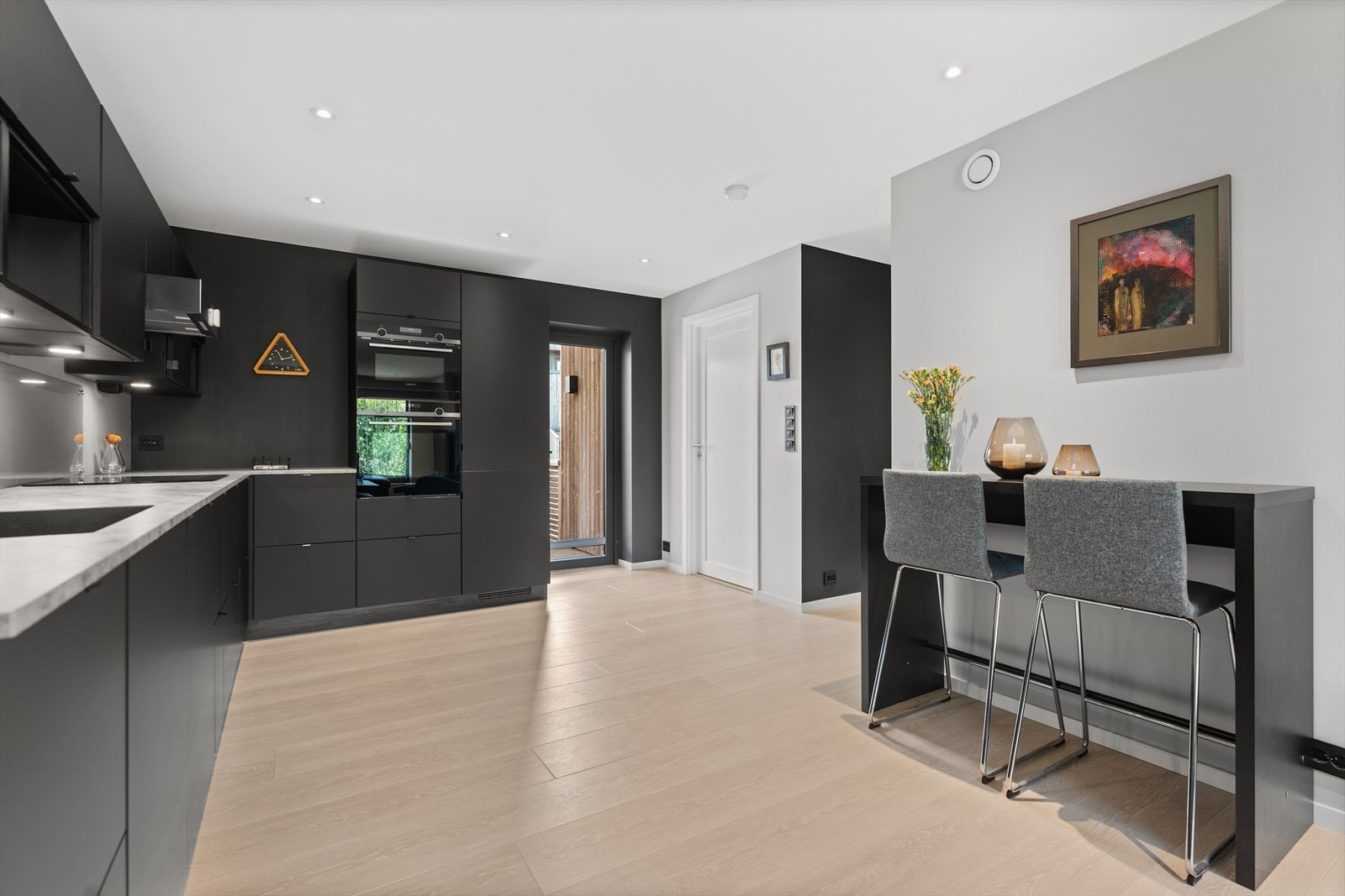 Det er installert komfyrvakt og vannstopper på kjøkkenet. Ventilator med kullfilter ble skiftet i 2023. Galleribilde