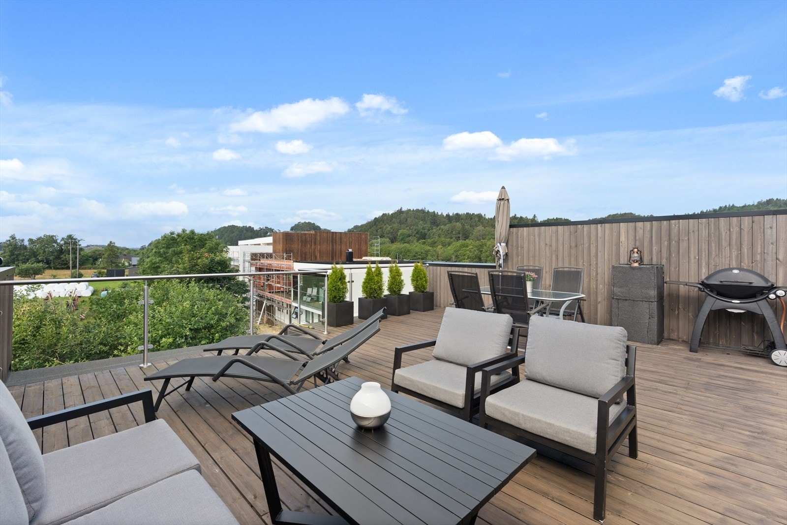 Solrik takterrasse med flott utsikt, bl.a. mot Mandalselva og landbruksareal Galleribilde