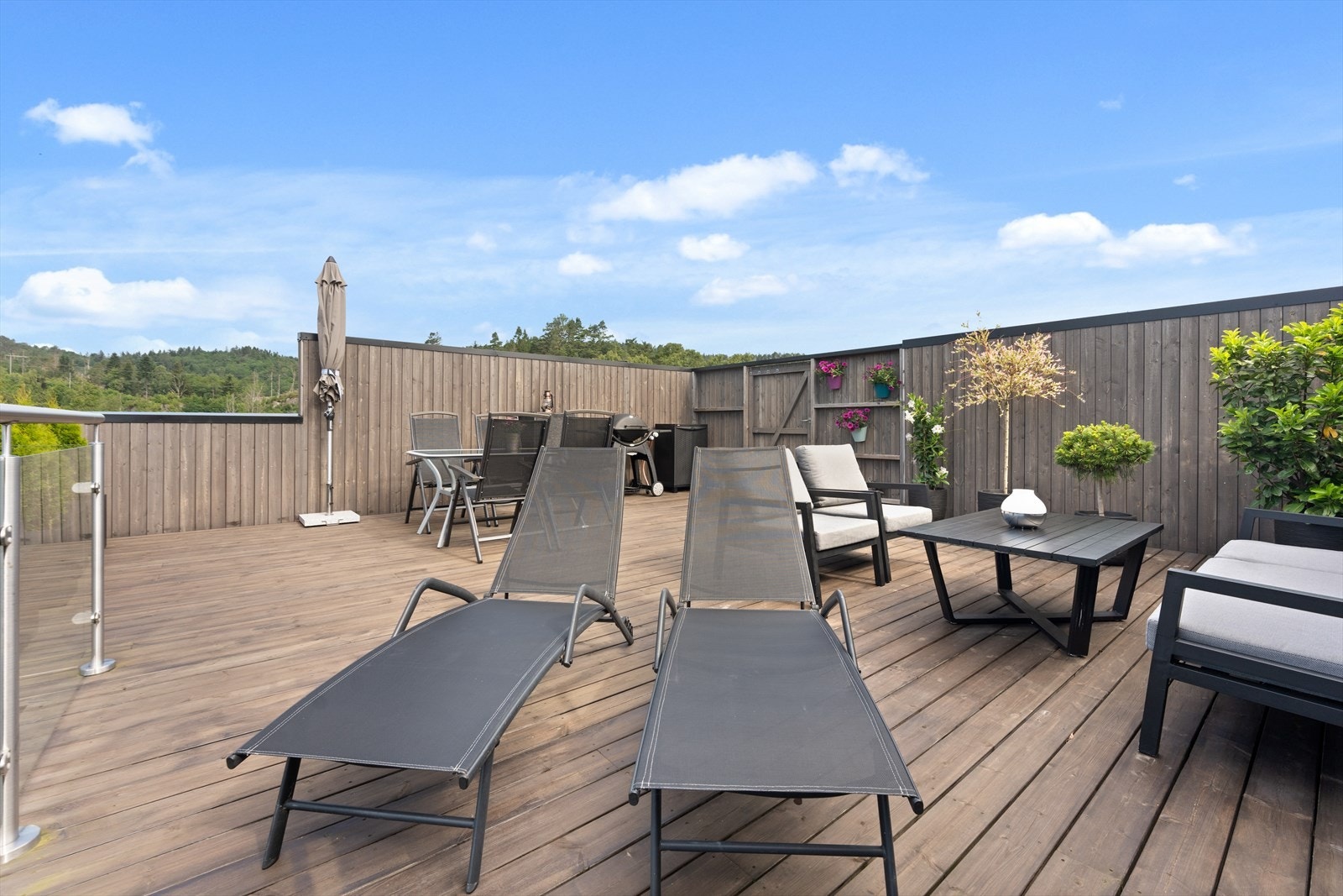 God plass - mulighet for å lage hyggelige soner. Det er også lagt opp strøm/kontakter. Galleribilde