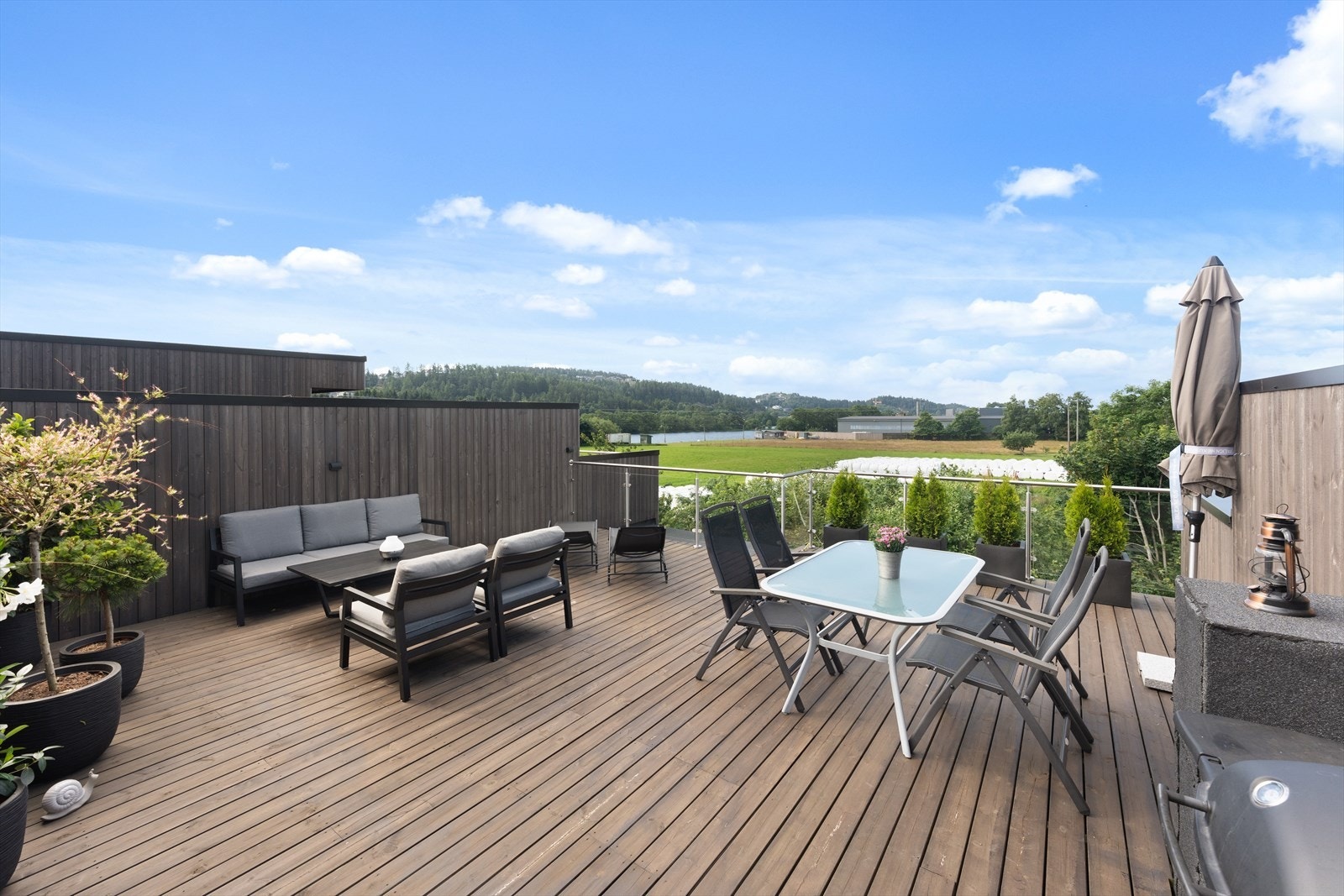 Romslig takterrasse med god plass til flere sittegrupper. Galleribilde