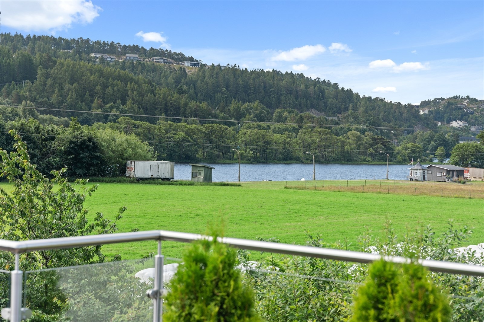 Eiendommen ligger i kort avstand fra Mandalselva. Galleribilde