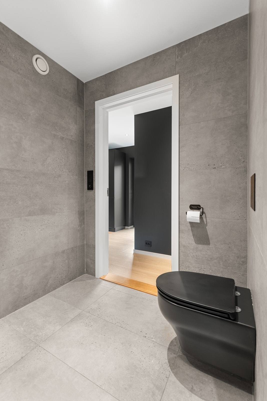 Badet i 2. etasje ligger vegg-i-vegg med soverommet. Galleribilde