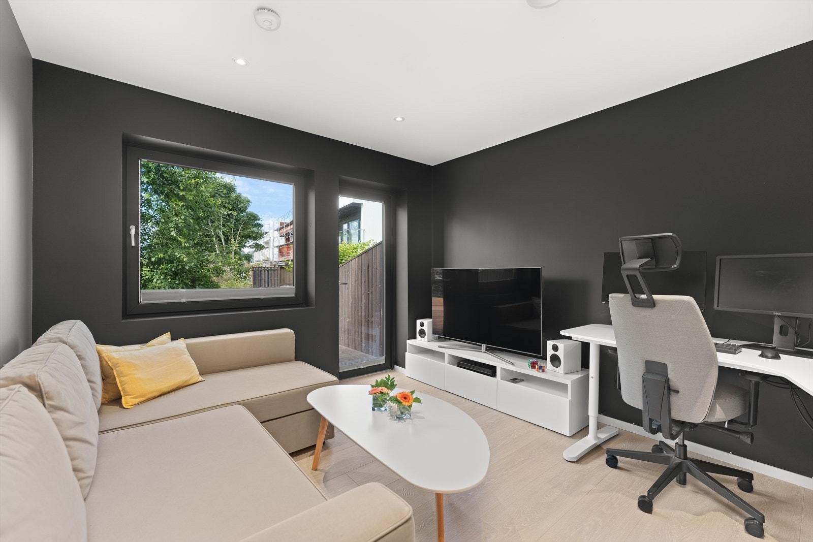 Soverom 2 i 1. etg. med utgang til markterrassen. Galleribilde