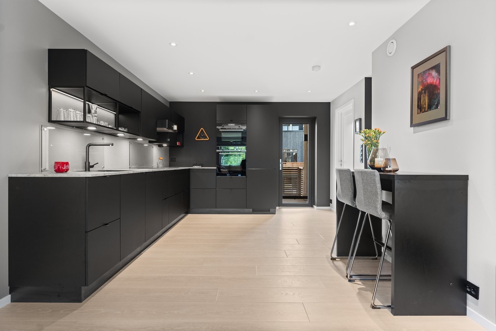 Innholdsrikt kjøkken fra Kvik med utgang til veranda og adkomst til takterrassen. Galleribilde