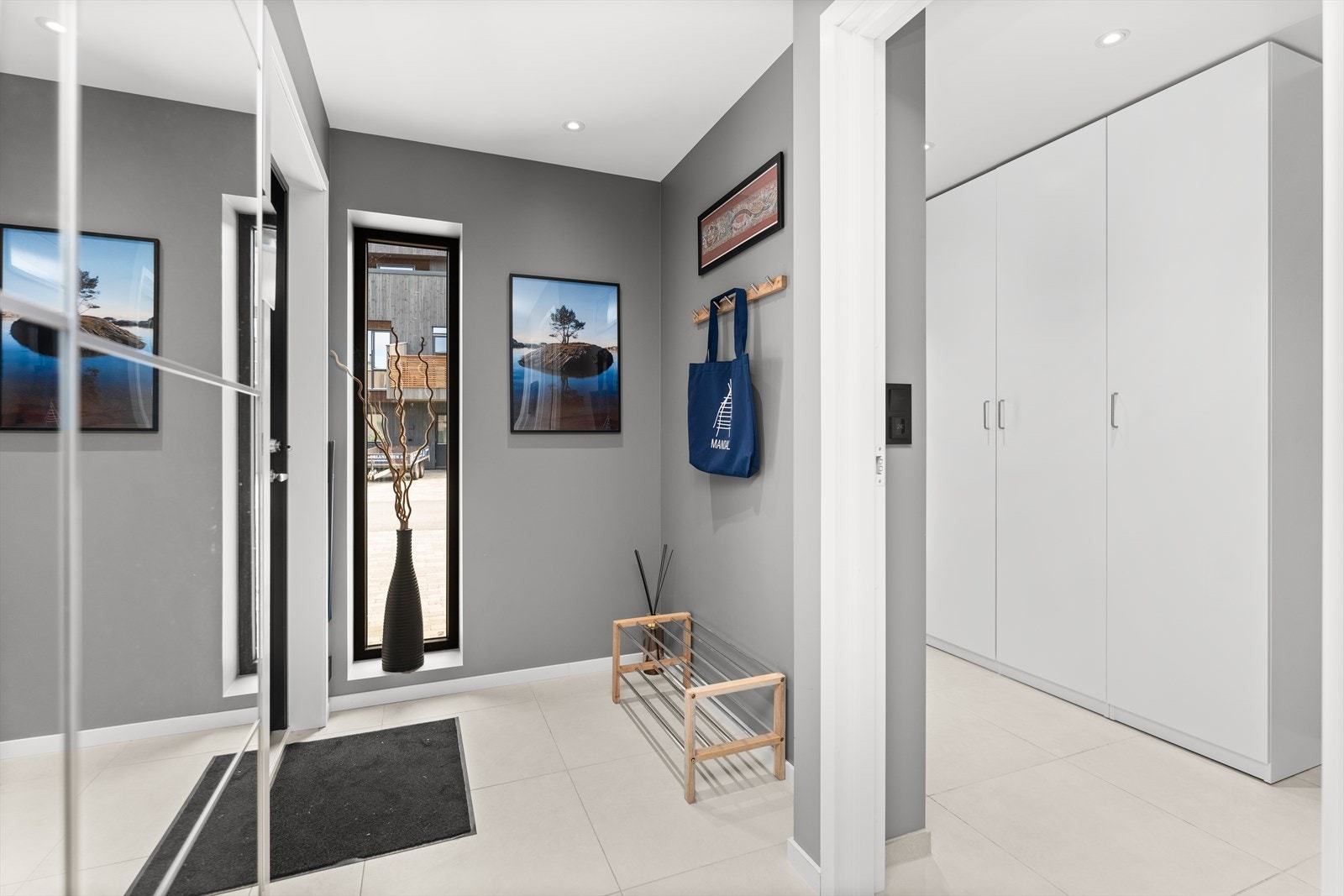 Oppheng for jakker og sko. Praktisk vaskerom vegg i vegg. Her er også egen inngang. Galleribilde