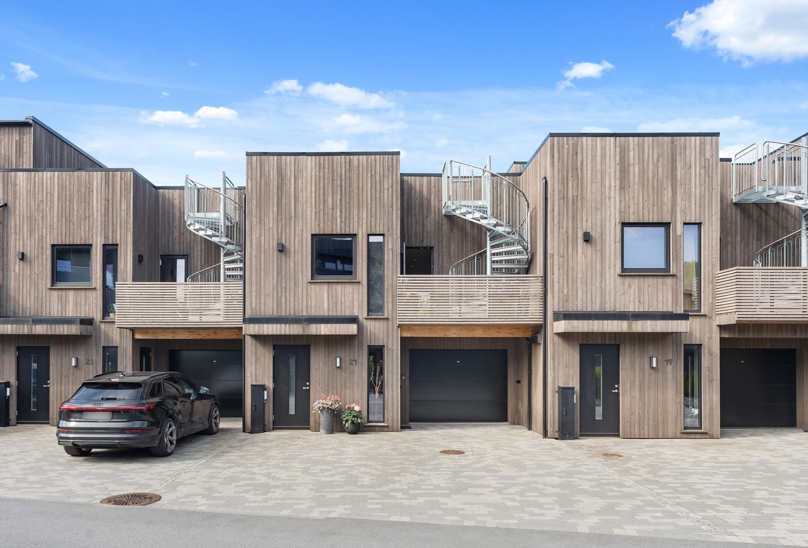 Nr 21. Nyere bolig i rekke med stor takterrasse og integrert garasje Galleribilde