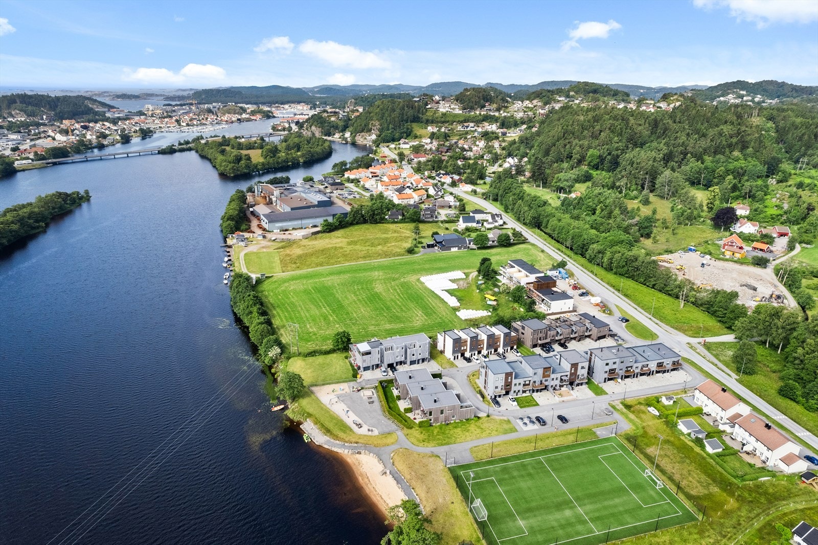Nærmiljøet er tilrettelagt med strand, lekeplass og ballbinge. Lett adkomst til stiene og turområdet i Hålandsheia. Galleribilde