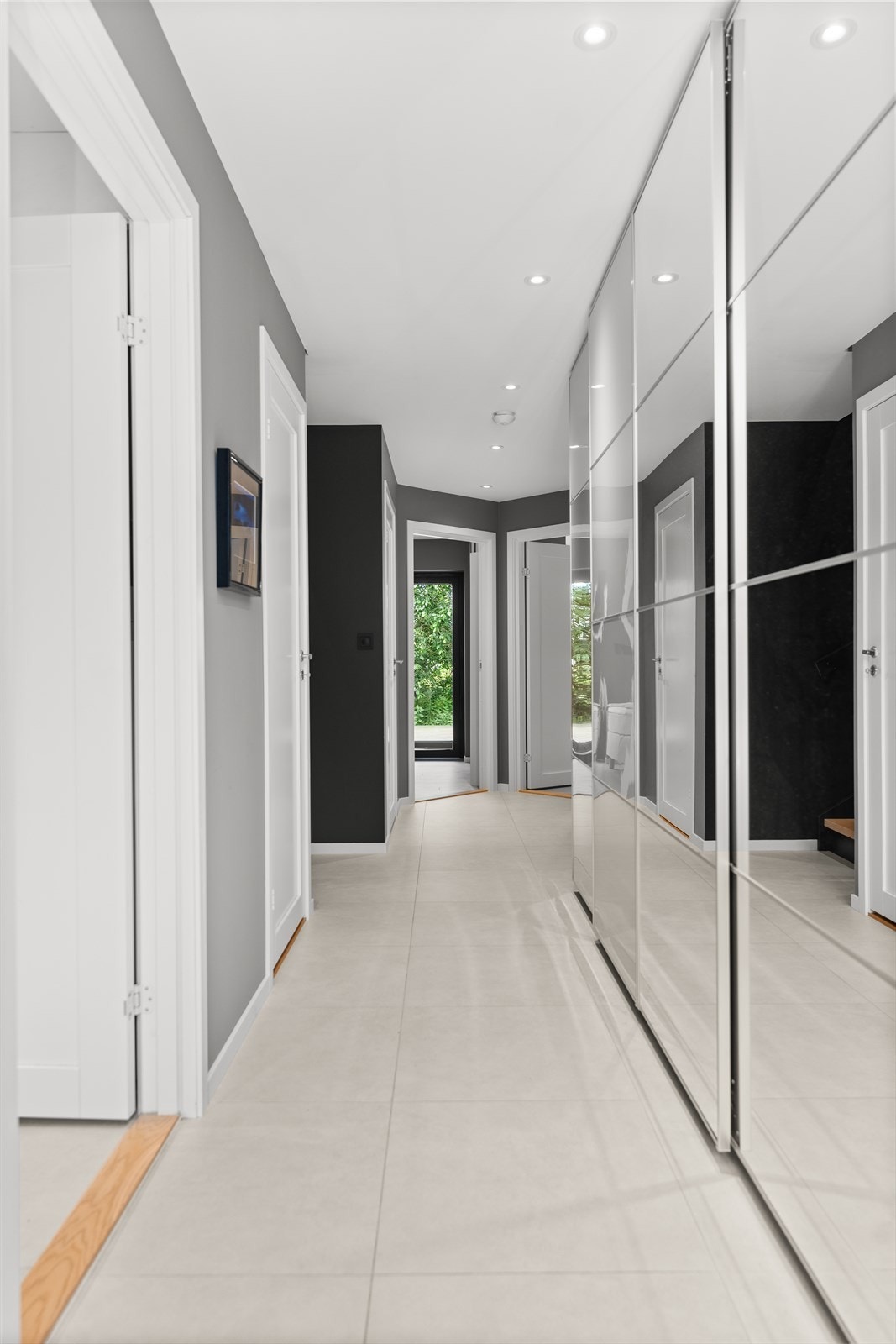 Gangen i 1. etg. med god garderobeplass bak skyvedører. Galleribilde