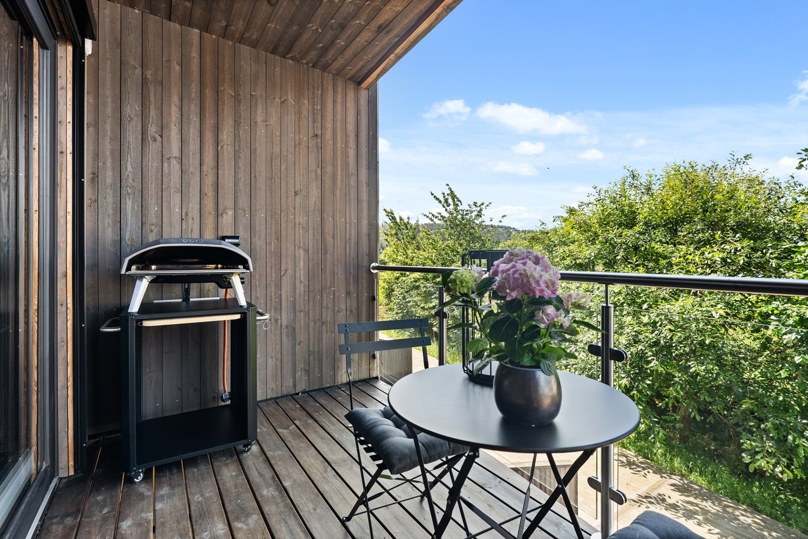 Trivelig overbygd veranda i tre utenfor stuen Galleribilde