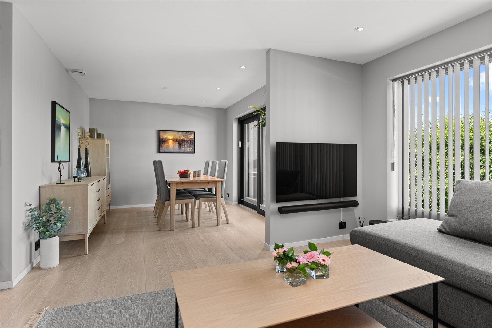 Store vinduer slipper inn godt med dagslys. Galleribilde