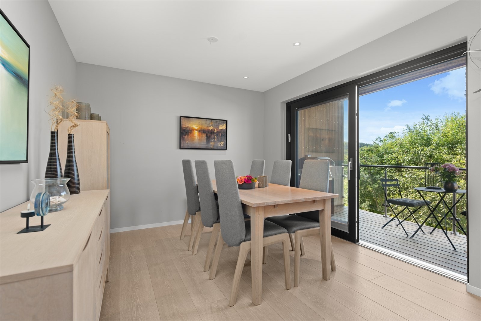 Fra spisestuen er det utgang til veranda Galleribilde