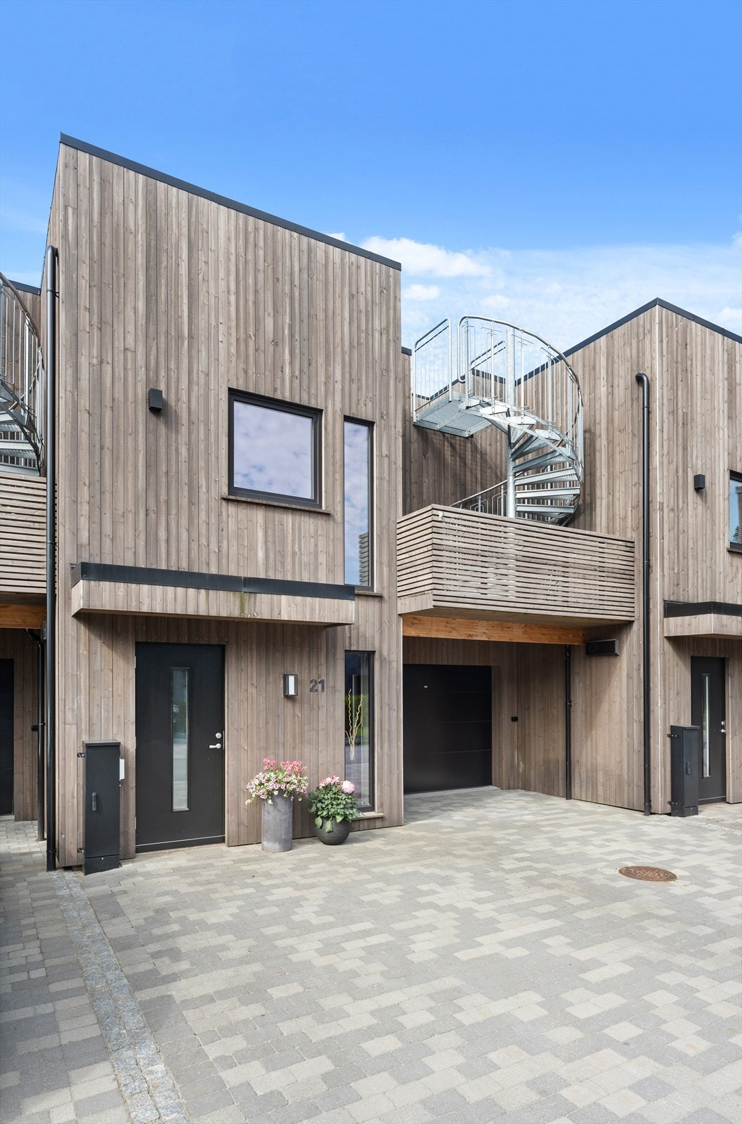 Det er lagt belegningsstein ved inngangspartiet og innkjørselen til garasjen. Galleribilde